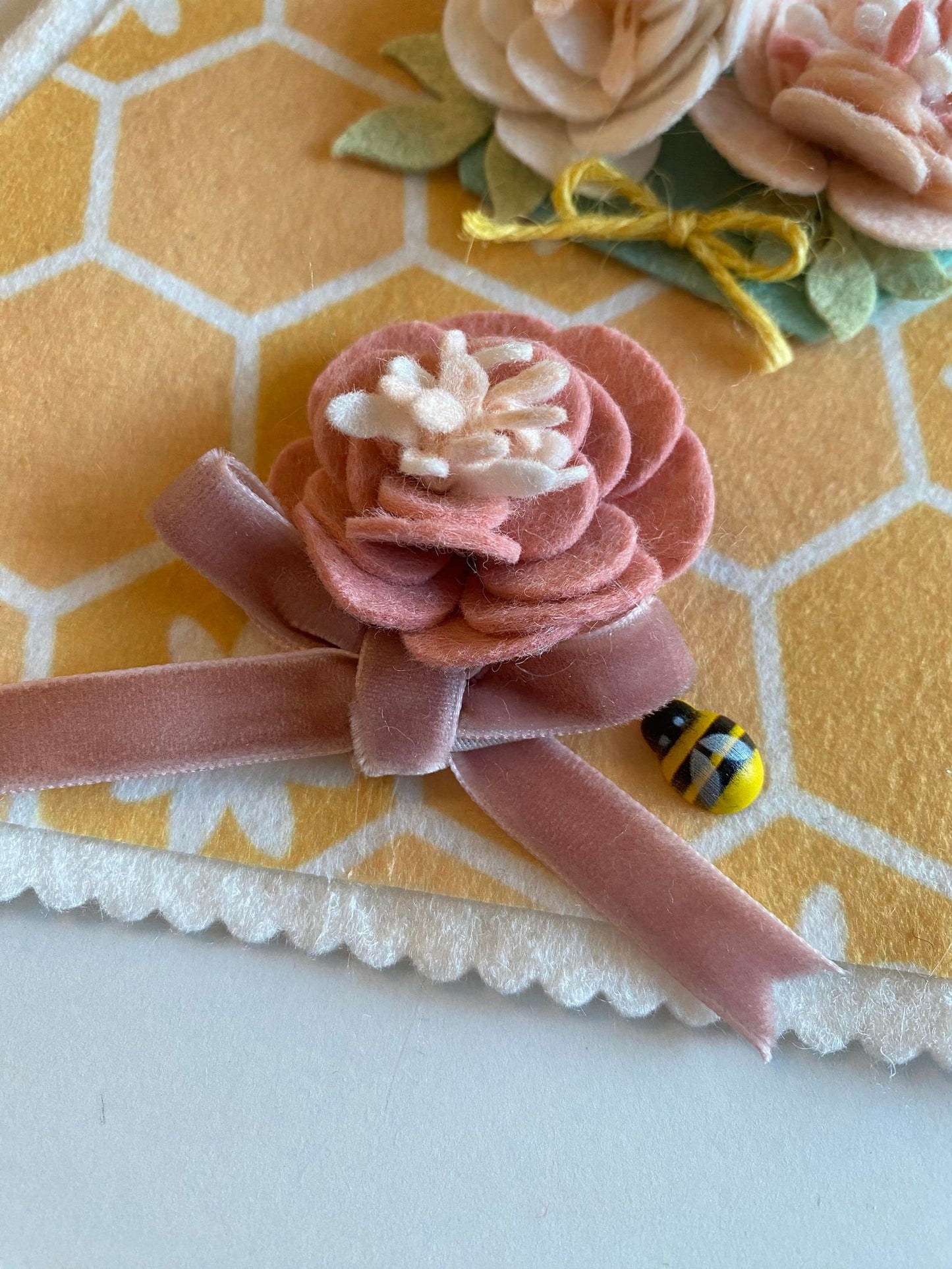 Felt Flower Flag with Bees and Honeycomb, Vase Accessory, Floral Pennant, Spring Decoration, May Vase Filler