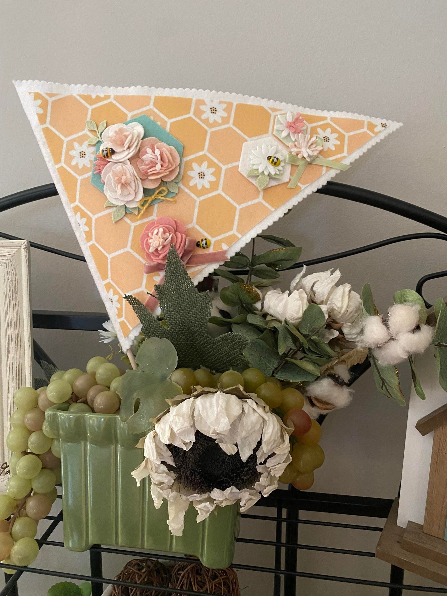 Felt Flower Flag with Bees and Honeycomb, Vase Accessory, Floral Pennant, Spring Decoration, May Vase Filler