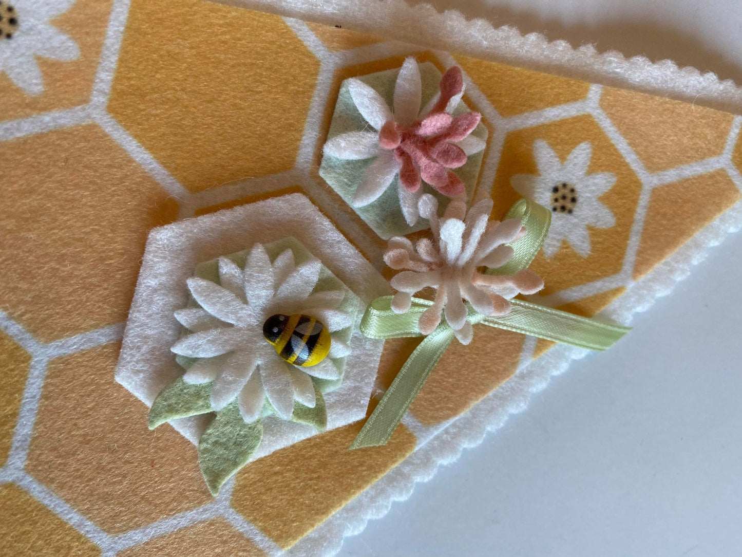 Felt Flower Flag with Bees and Honeycomb, Vase Accessory, Floral Pennant, Spring Decoration, May Vase Filler