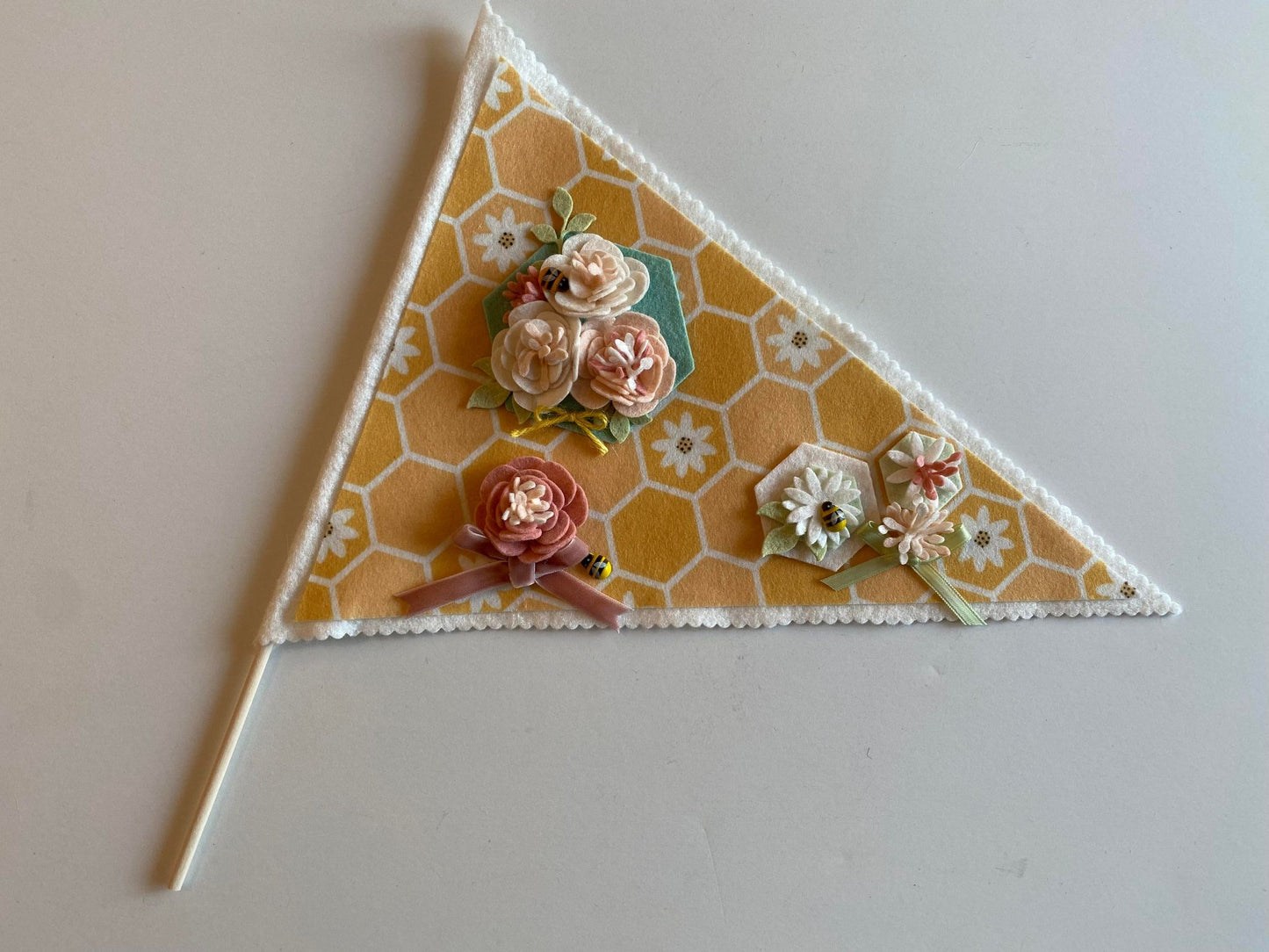 Felt Flower Flag with Bees and Honeycomb, Vase Accessory, Floral Pennant, Spring Decoration, May Vase Filler