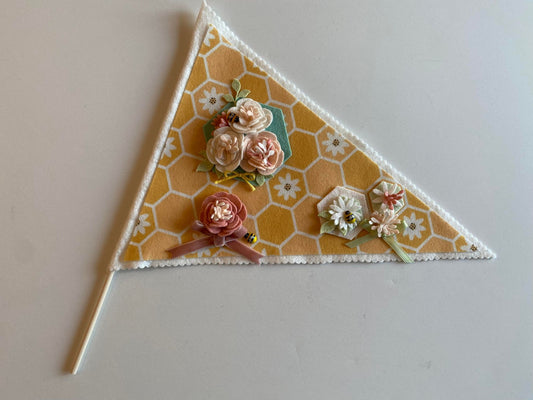 Felt Flower Flag with Bees and Honeycomb, Vase Accessory, Floral Pennant, Spring Decoration, May Vase Filler