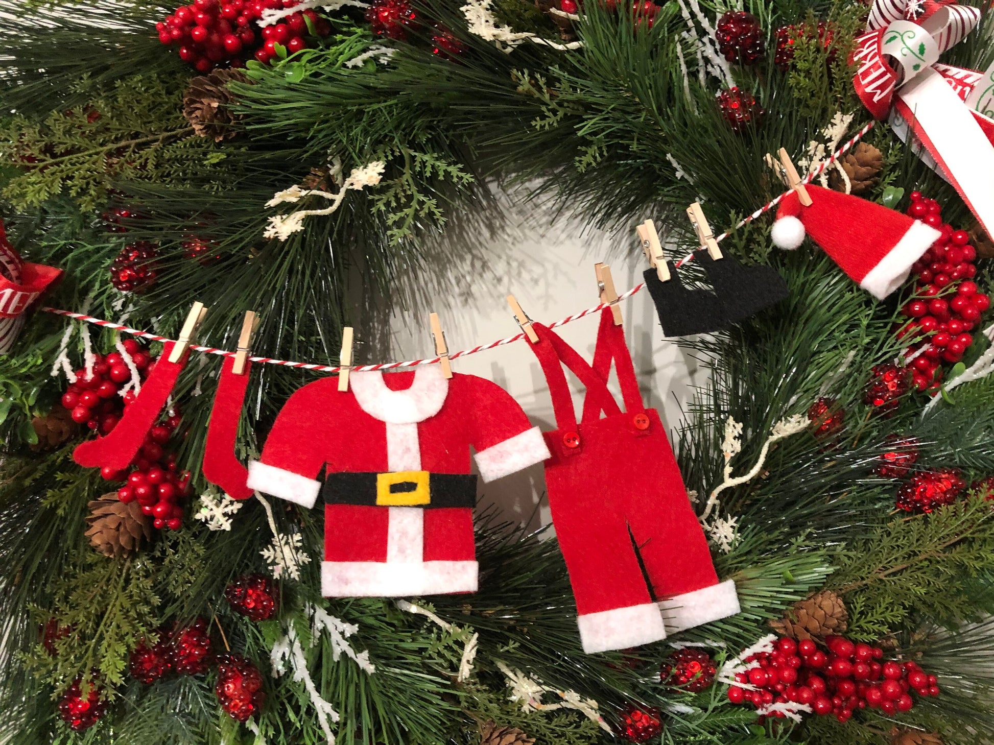 Christmas Wreath with Santa Clothesline Banner