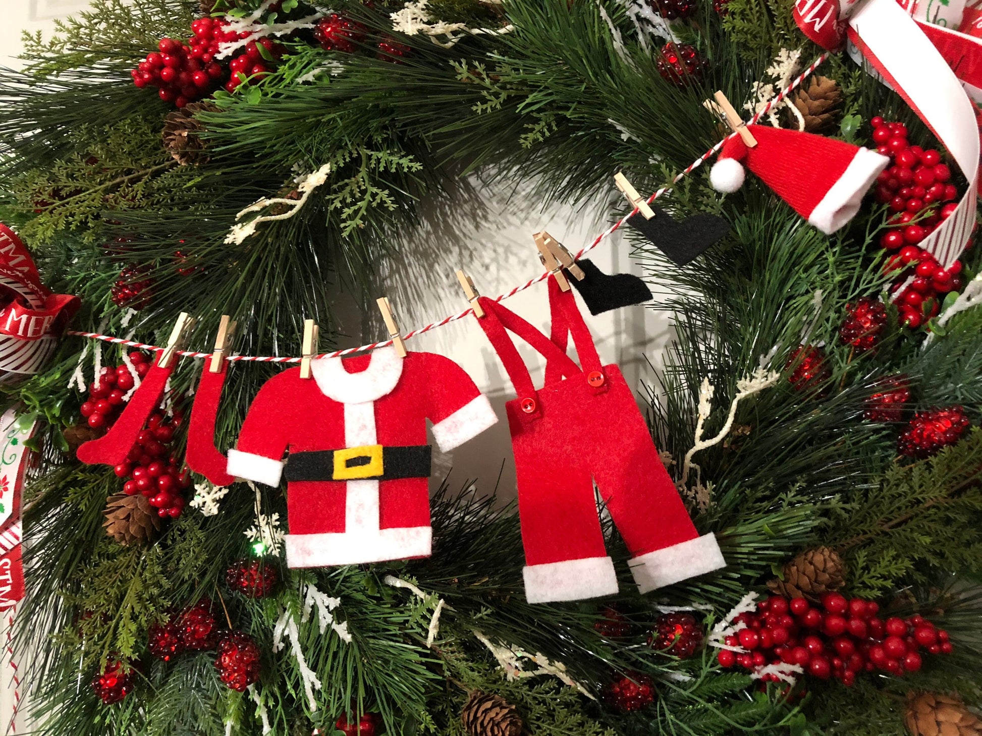 Christmas Wreath with Santa Clothesline Banner