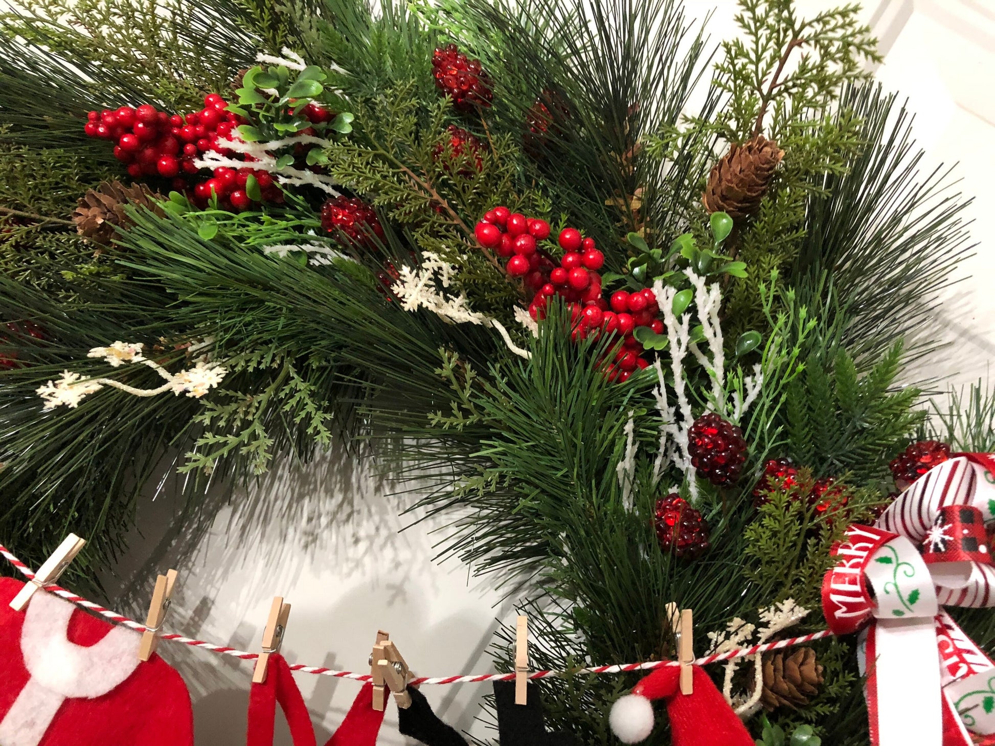 Christmas Wreath with Santa Clothesline Banner