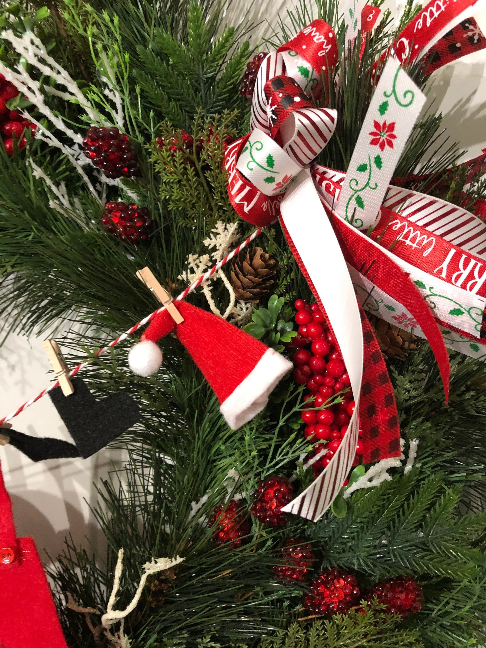 Christmas Wreath with Santa Clothesline Banner