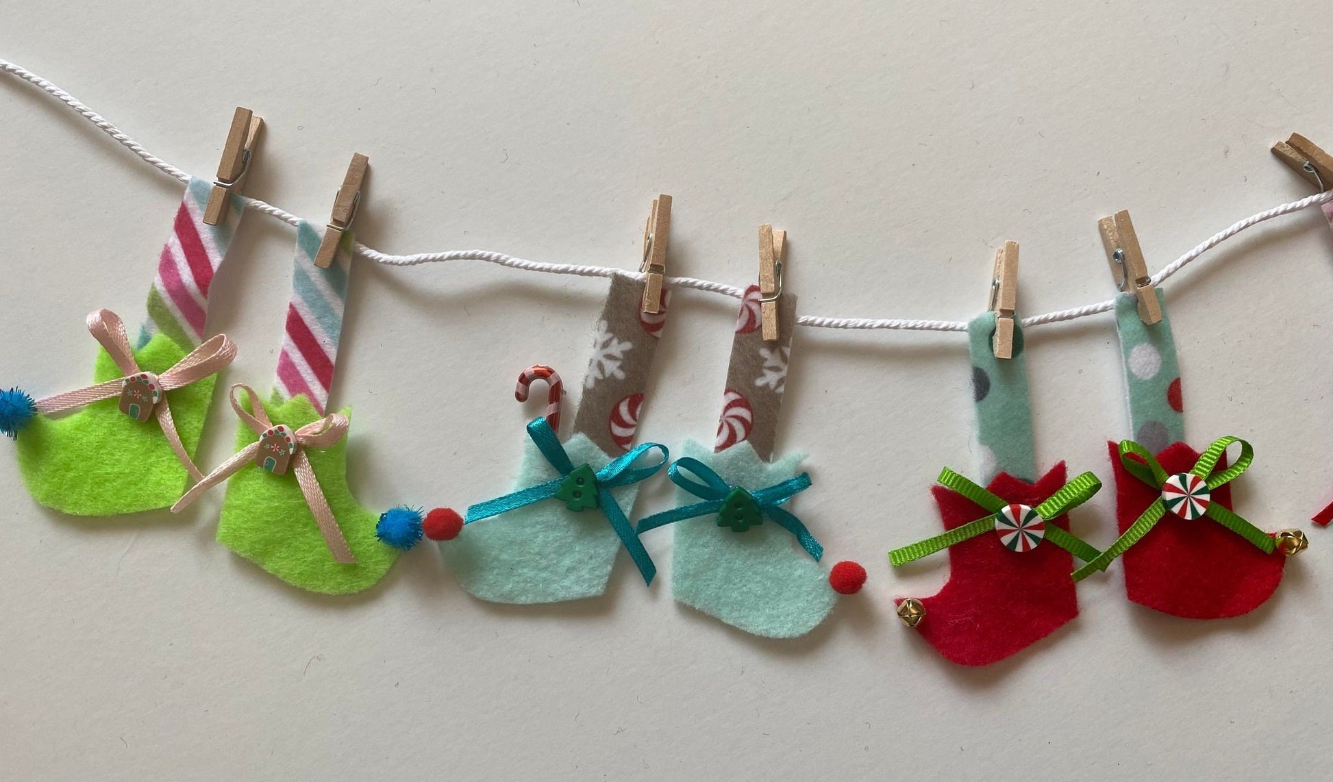 Elf Stockings Banner, Miniature Felt Elf Legs and Feet Garland, Shoes Bunting Tiered Tray Decor, Wall Hanging Decoration for Christmas