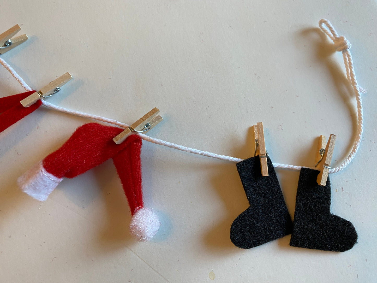Mr. & Mrs. Claus Laundry Line, Gingerbread Outfits Clothesline Banner, Miniature Felt Garland, Christmas Bunting, Wall Hanging Decoration