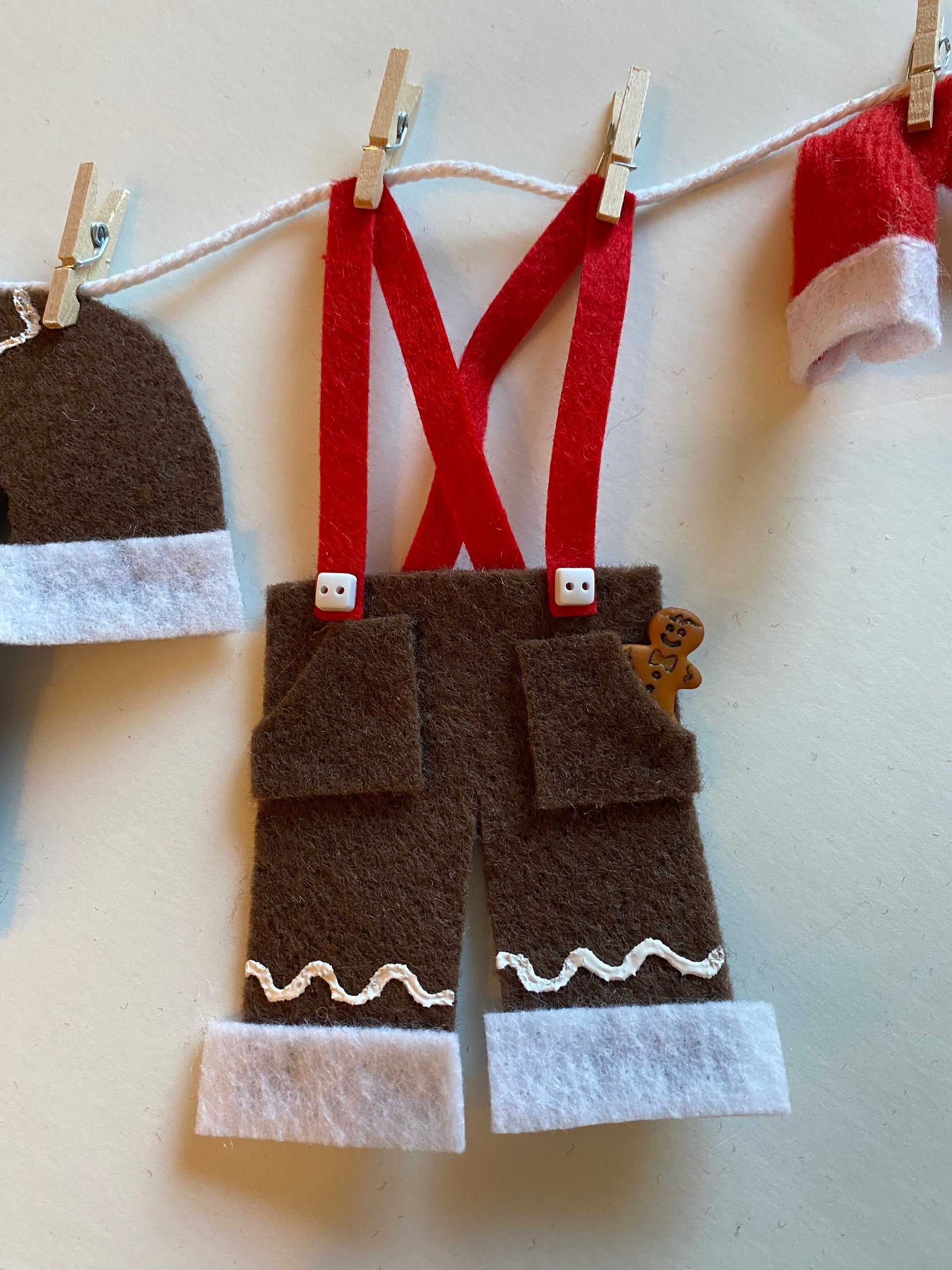 Mr. & Mrs. Claus Laundry Line, Gingerbread Outfits Clothesline Banner, Miniature Felt Garland, Christmas Bunting, Wall Hanging Decoration