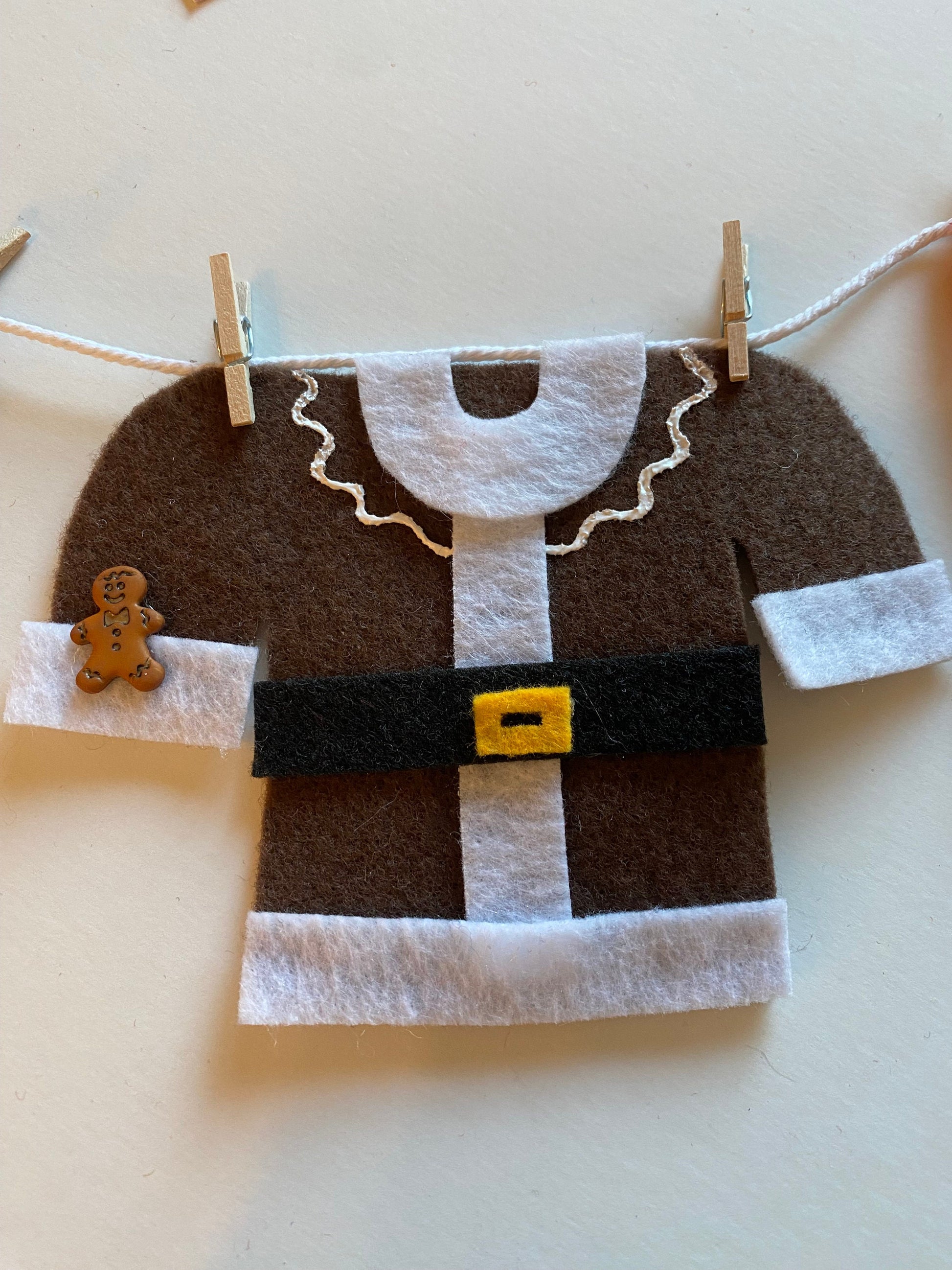 Mr. & Mrs. Claus Laundry Line, Gingerbread Outfits Clothesline Banner, Miniature Felt Garland, Christmas Bunting, Wall Hanging Decoration