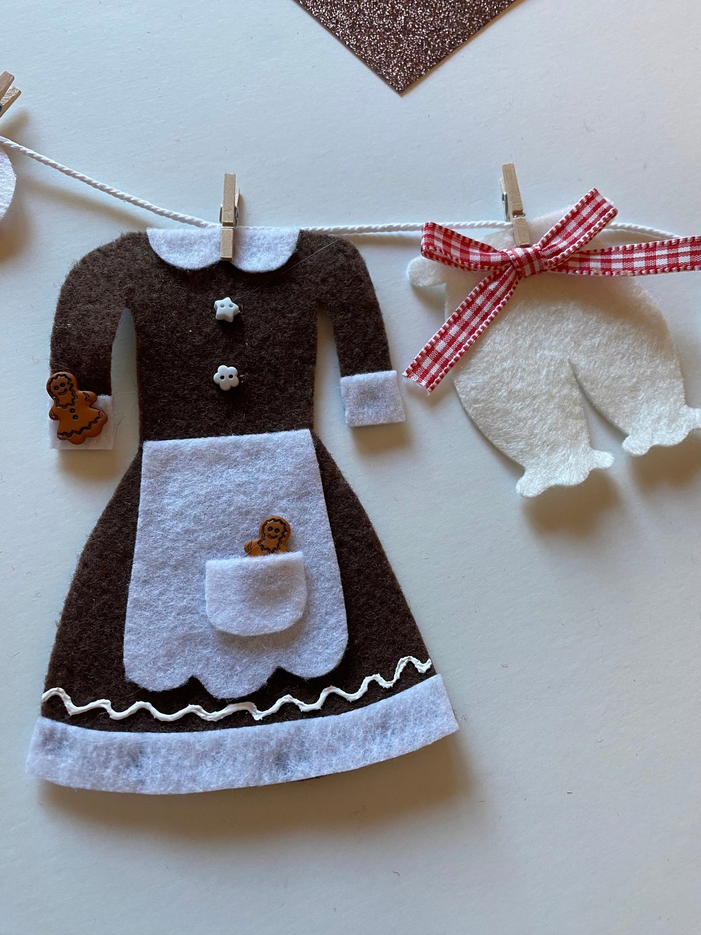 Mr. & Mrs. Claus Laundry Line, Gingerbread Outfits Clothesline Banner, Miniature Felt Garland, Christmas Bunting, Wall Hanging Decoration