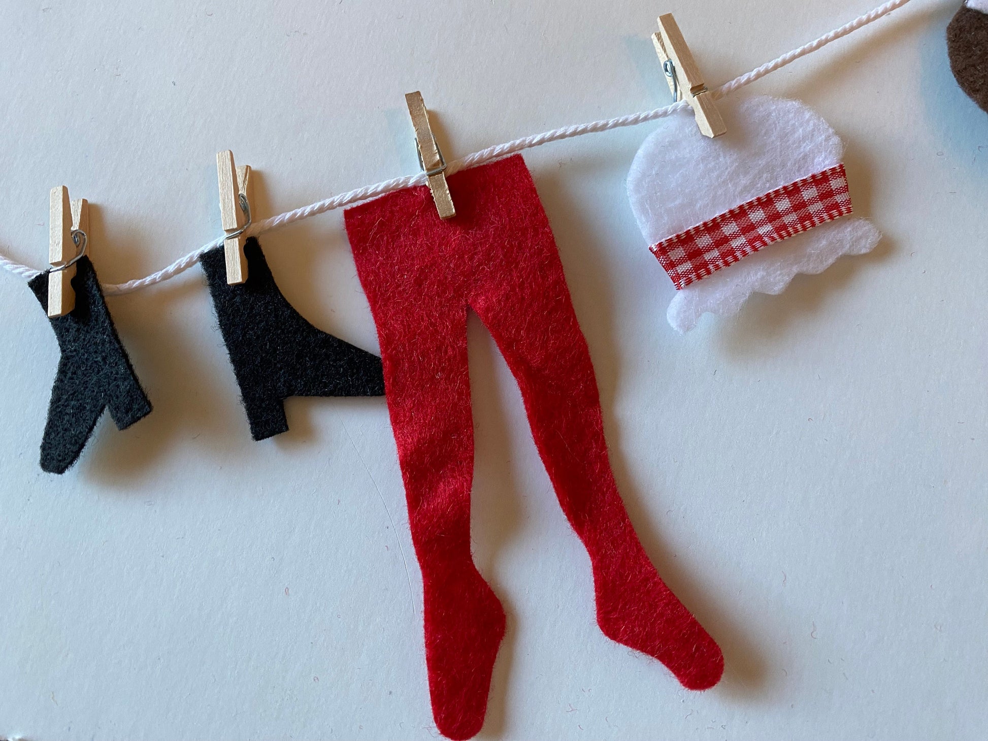 Mr. & Mrs. Claus Laundry Line, Gingerbread Outfits Clothesline Banner, Miniature Felt Garland, Christmas Bunting, Wall Hanging Decoration