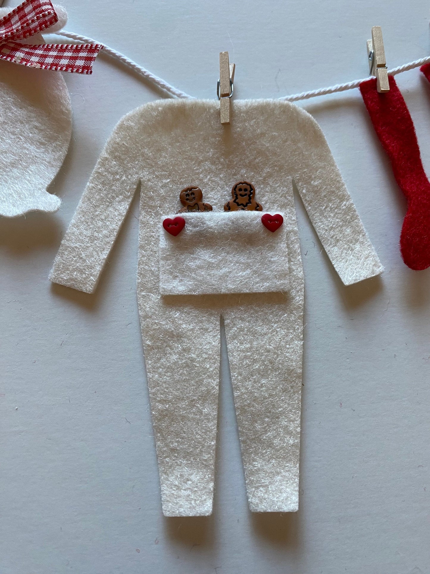 Mr. & Mrs. Claus Laundry Line, Gingerbread Outfits Clothesline Banner, Miniature Felt Garland, Christmas Bunting, Wall Hanging Decoration
