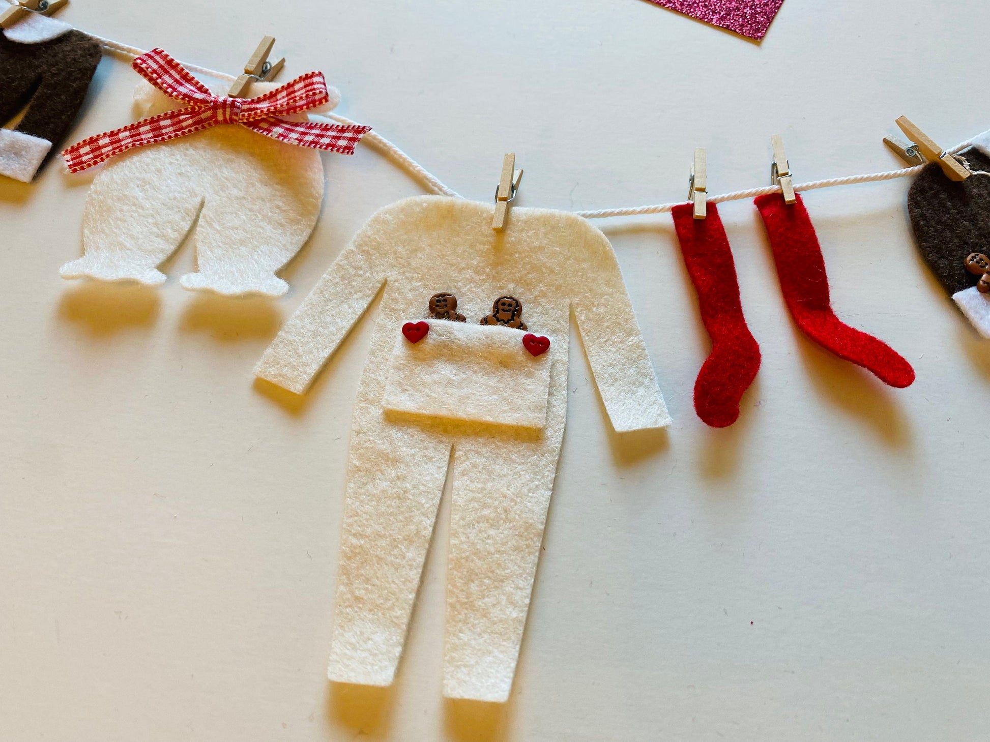 Mr. & Mrs. Claus Laundry Line, Gingerbread Outfits Clothesline Banner, Miniature Felt Garland, Christmas Bunting, Wall Hanging Decoration