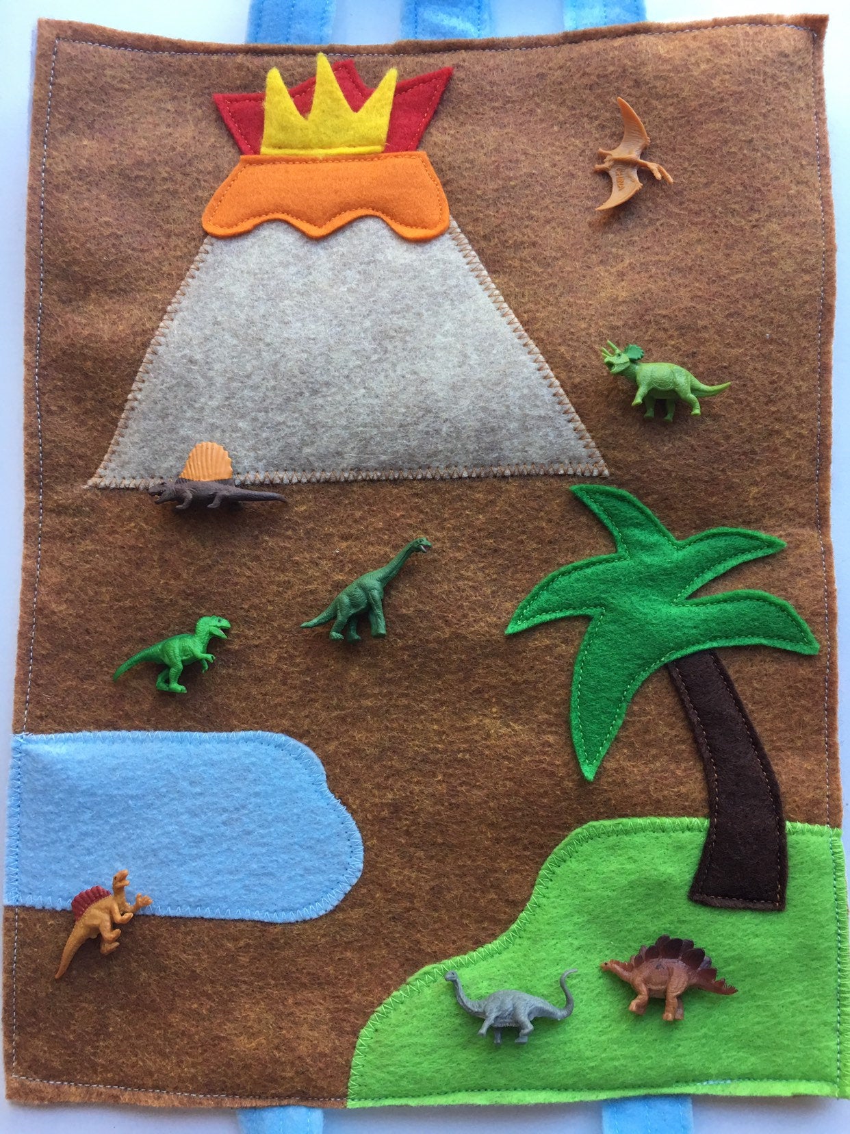 Travel Dinosaur Miniature Felt Playmat with Rubber Dino Toys