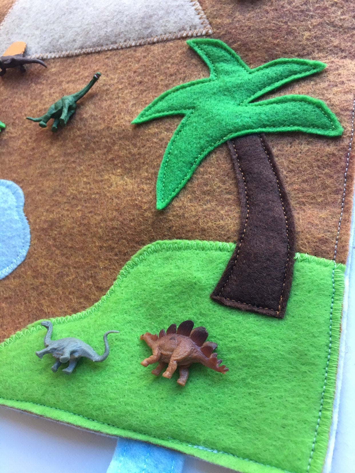 Travel Dinosaur Miniature Felt Playmat with Rubber Dino Toys