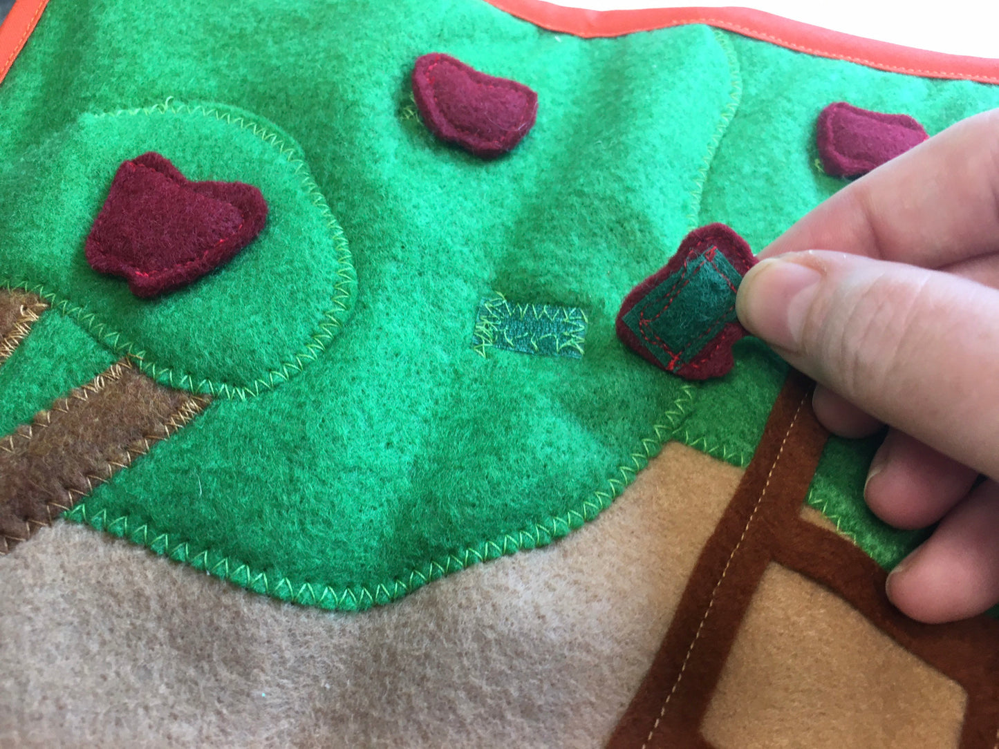 Fall Felt Playmat for Children, Autumn Roll-Up Toy, Pumpkin Patch Felt Board, Farm Stand Fun Mat with Farm Toy Figurines