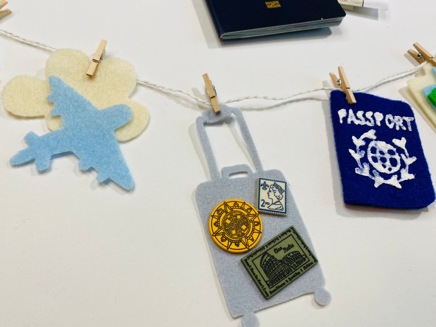 Traveler's Miniature Felt Clothesline Tourist Banner Jetsetter’s Garland Bunting Wall Hanging Decoration for Bon-voyage Party
