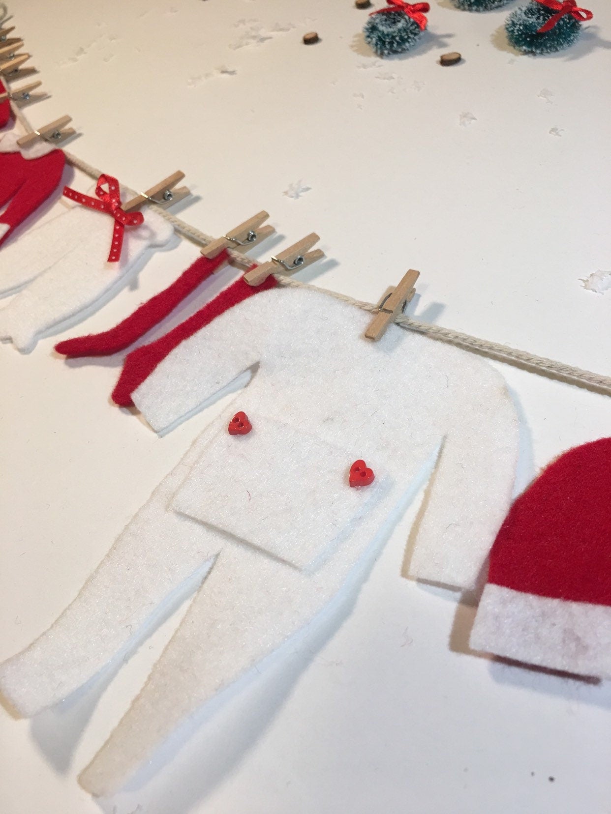 Mr. & Mrs. Santa Claus Mini Felt Laundry Clothesline Christmas decoration