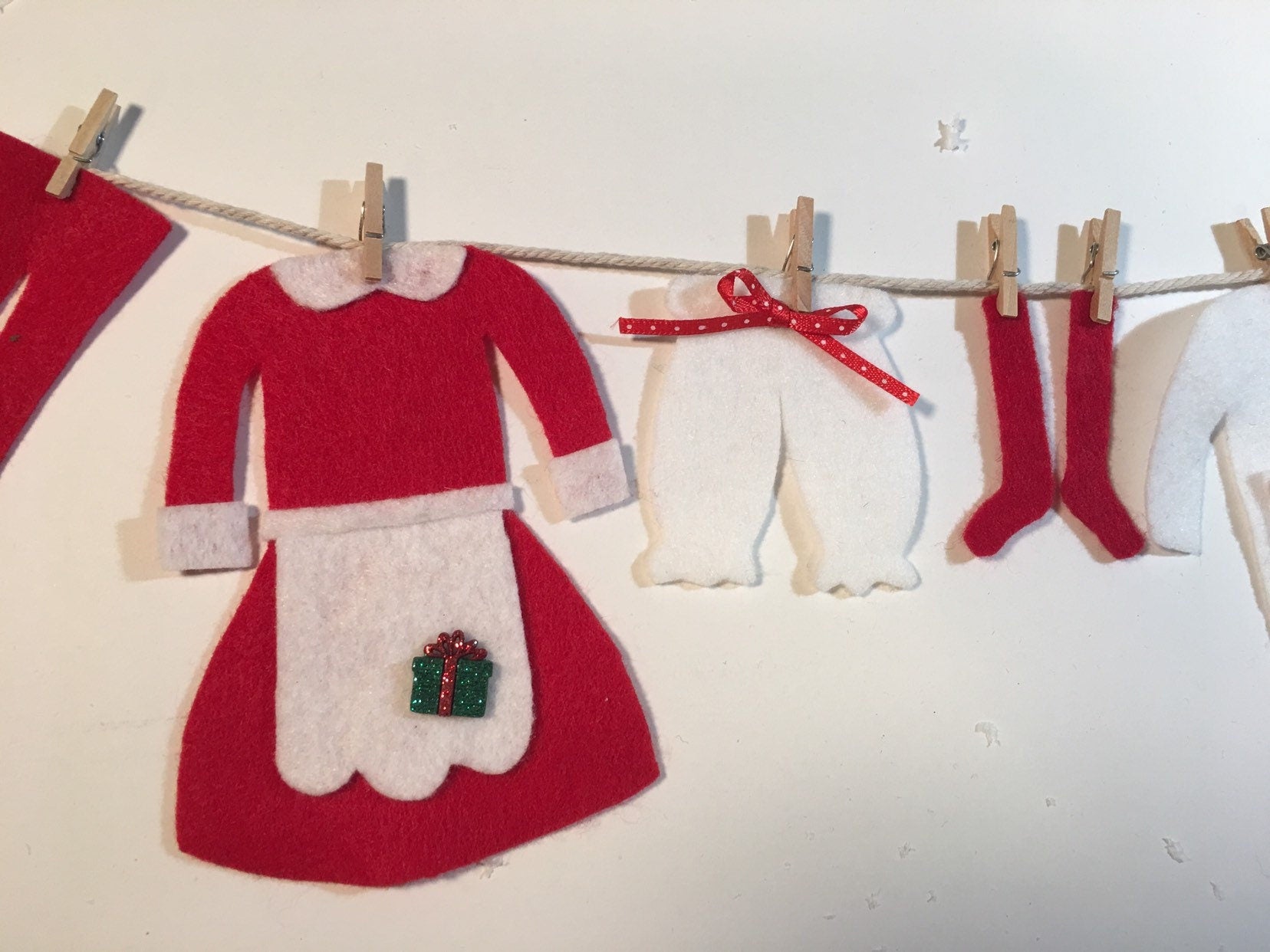 Mr. & Mrs. Santa Claus Mini Felt Laundry Clothesline Christmas decoration