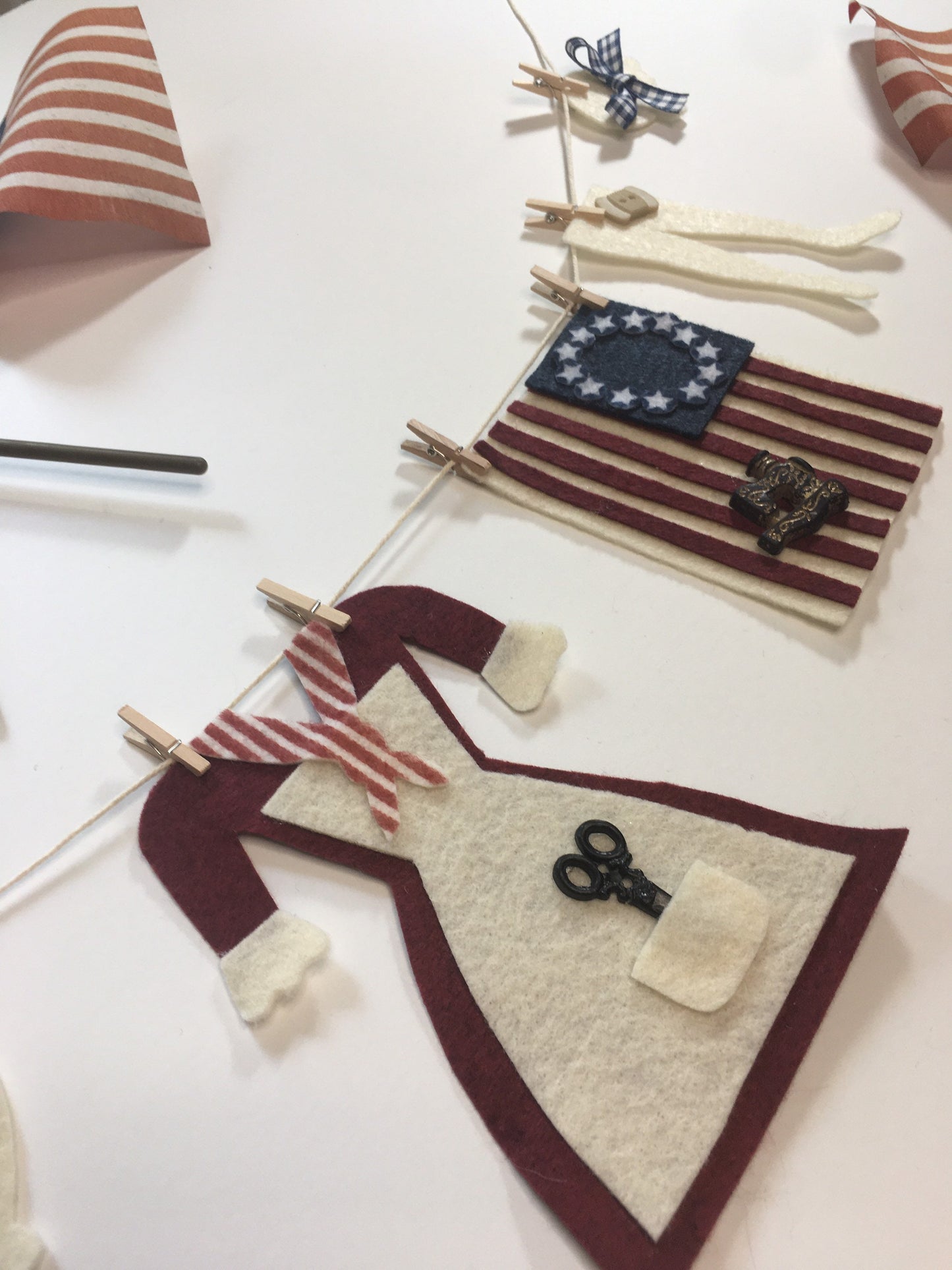 Betsy Ross’ Miniature Felt Clothesline Americana Banner Fourth of July Wall Hanging Garland