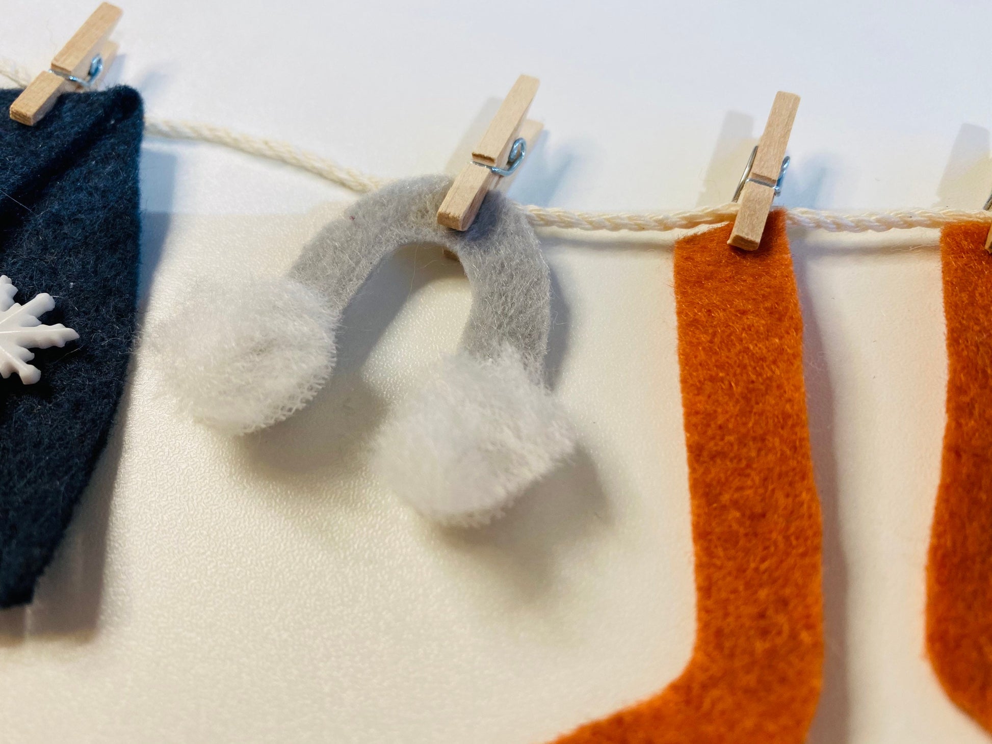 Old Fashioned Winter Miniature Felt Clothesline Garland Banner Bunting Wall Hanging Decoration
