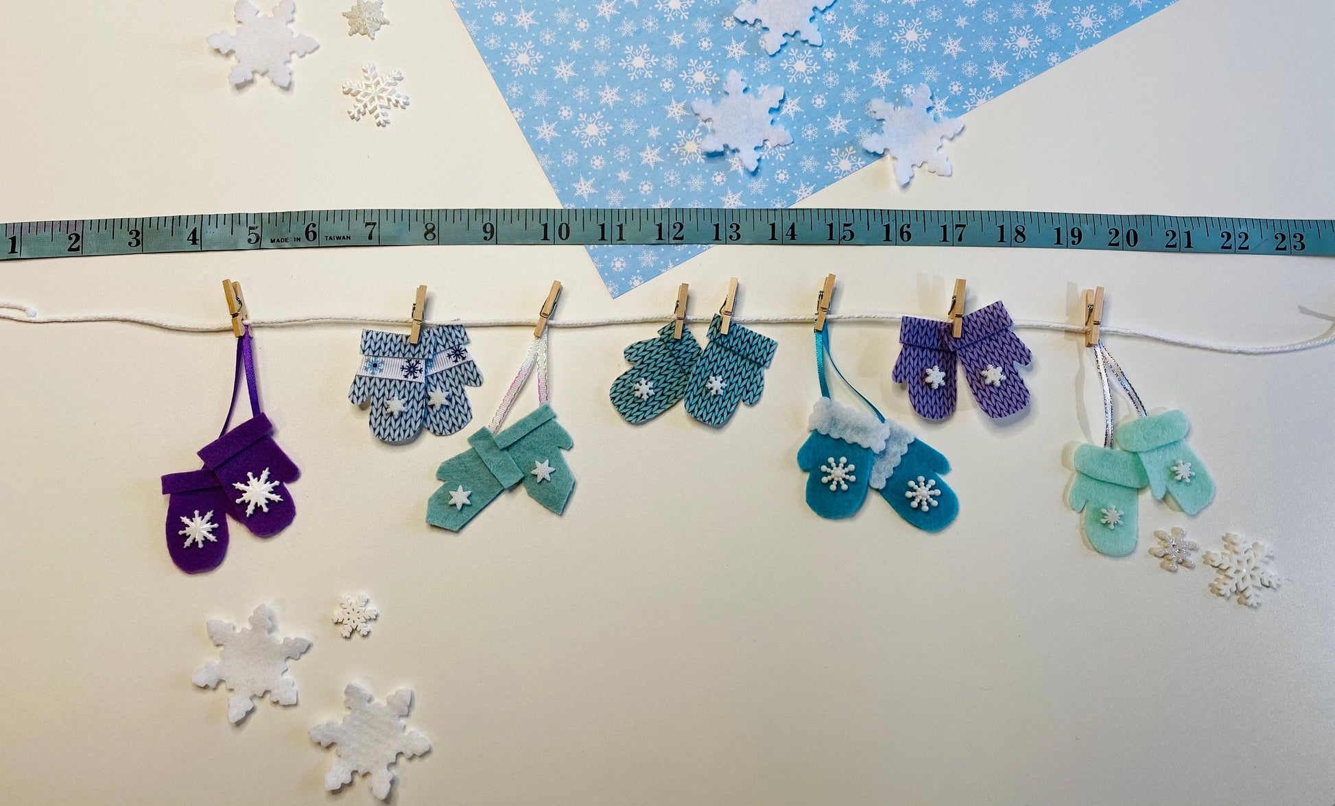 Winter Mittens Miniature Felt Clothesline Banner Garland Bunting Wall Hanging for Decoration