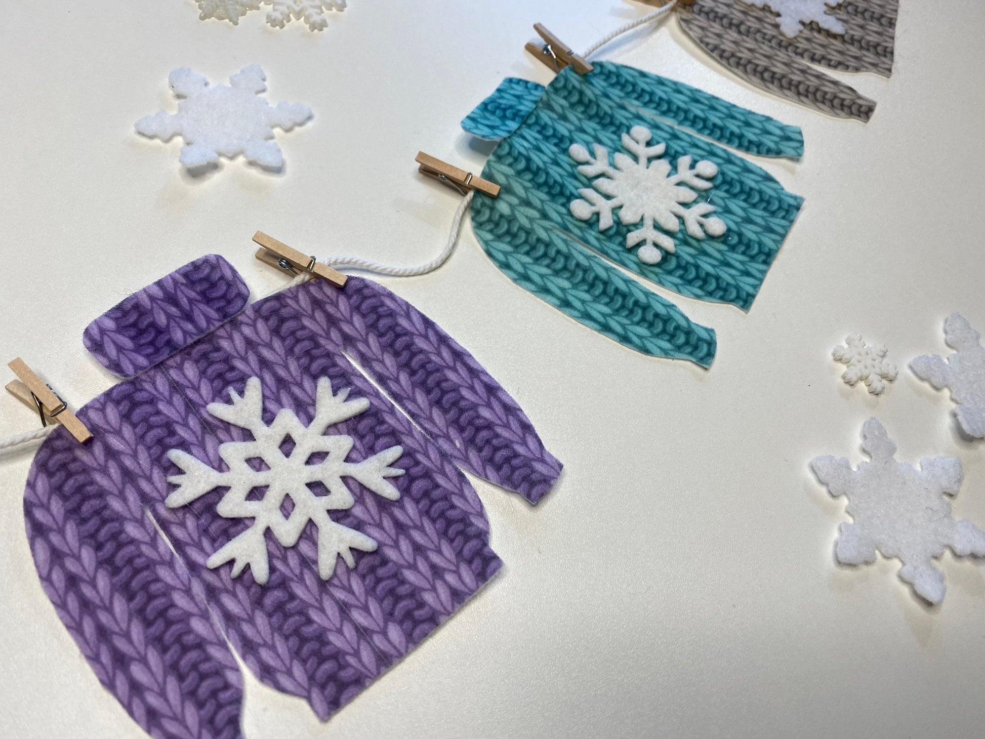 Winter Sweaters with Snowflakes Felt Miniature Clothesline Banner Garland Bunting Wall Hanging Decoration