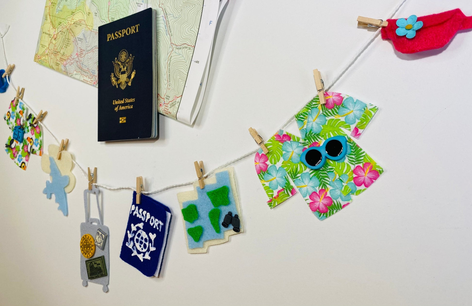 Traveler's Clothesline Banner, Tourist Bunting, Gift for Travel Lovers, Jetsetters Garland, Bon Voyage Themed Décor