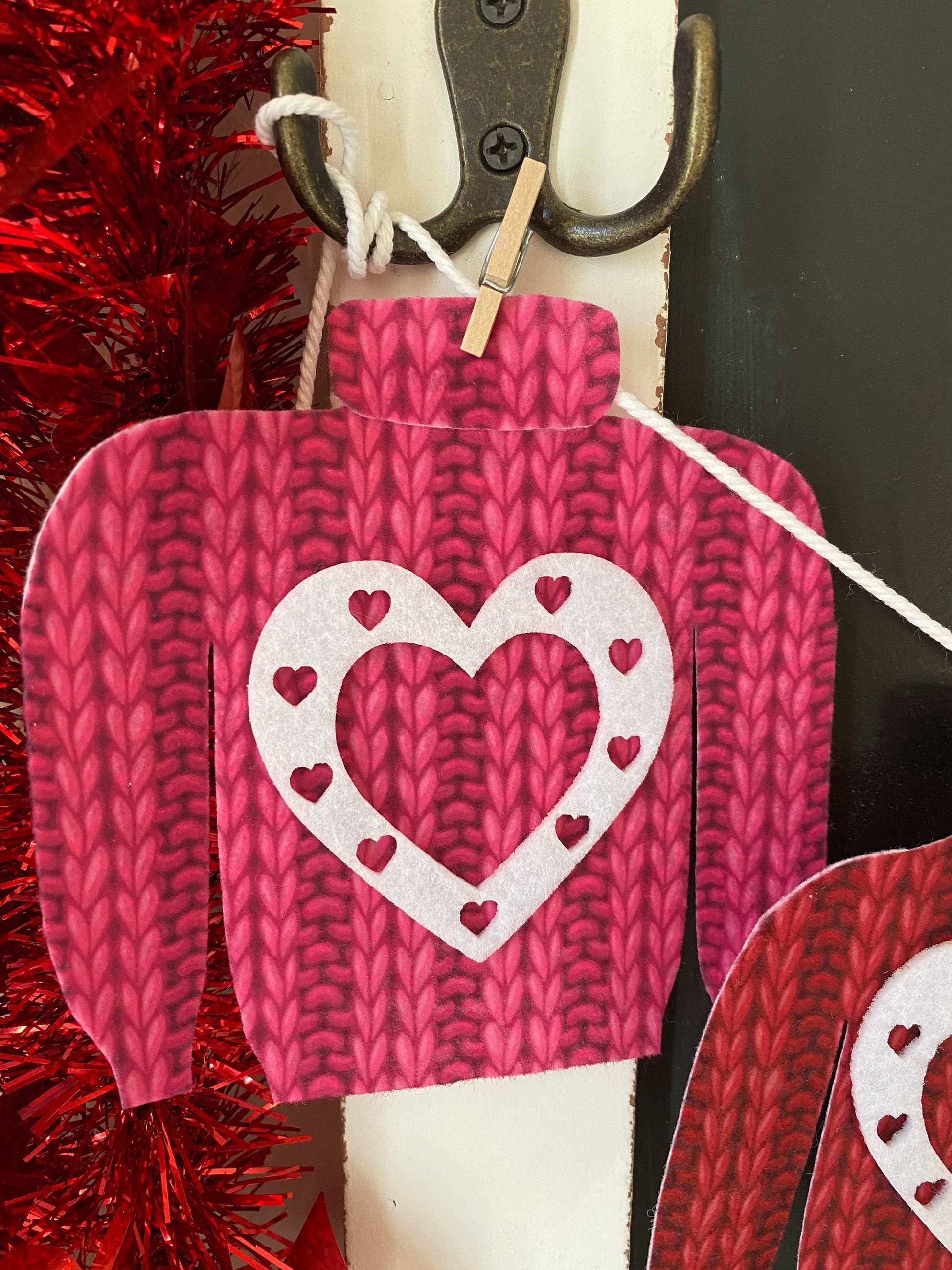 Valentine’s Day Felt Sweater Clothesline Miniature Garland Heart Banner Pink and Red Bunting Decoration Wall Hanging