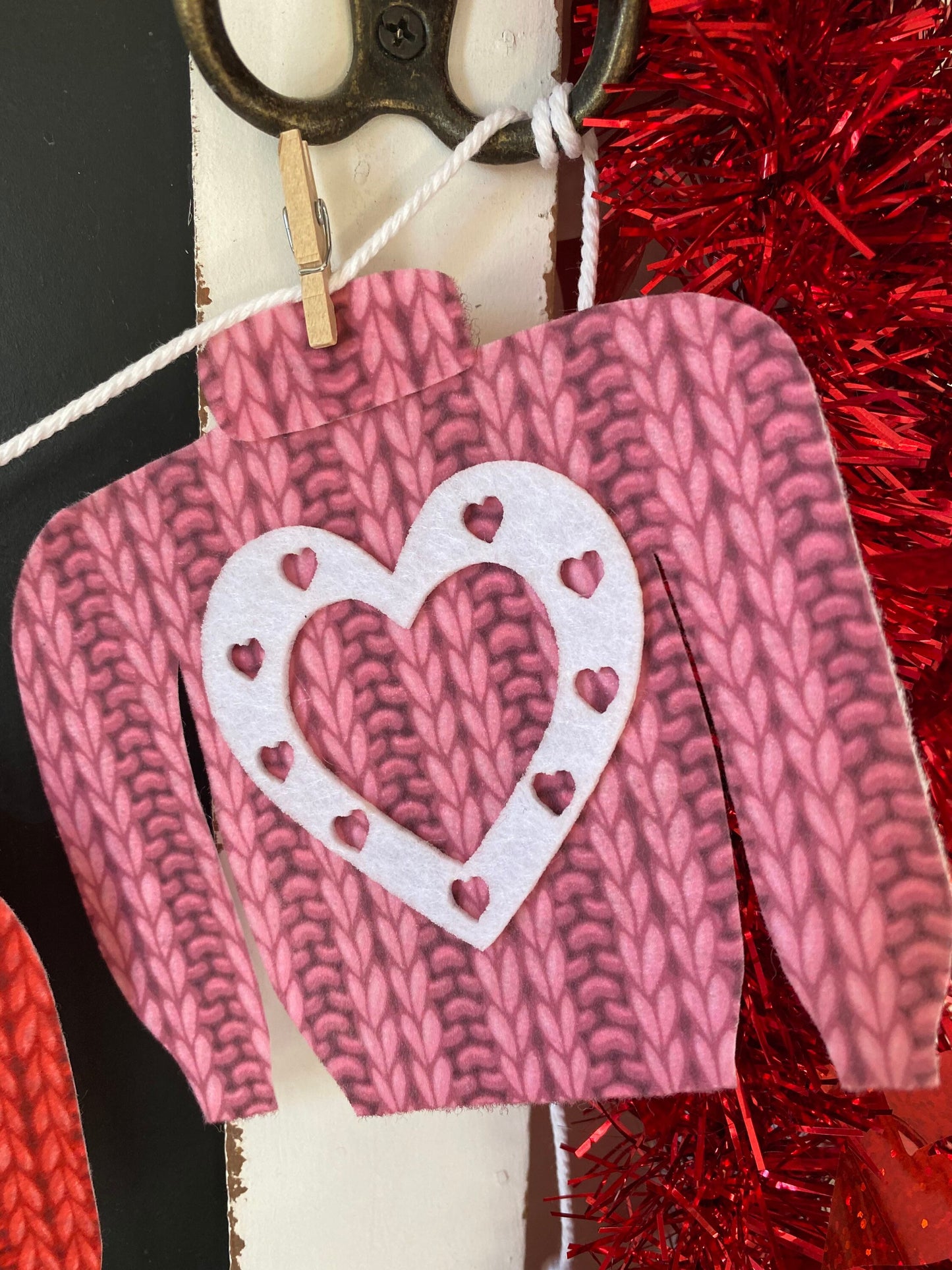 Valentine’s Day Felt Sweater Clothesline Miniature Garland Heart Banner Pink and Red Bunting Decoration Wall Hanging
