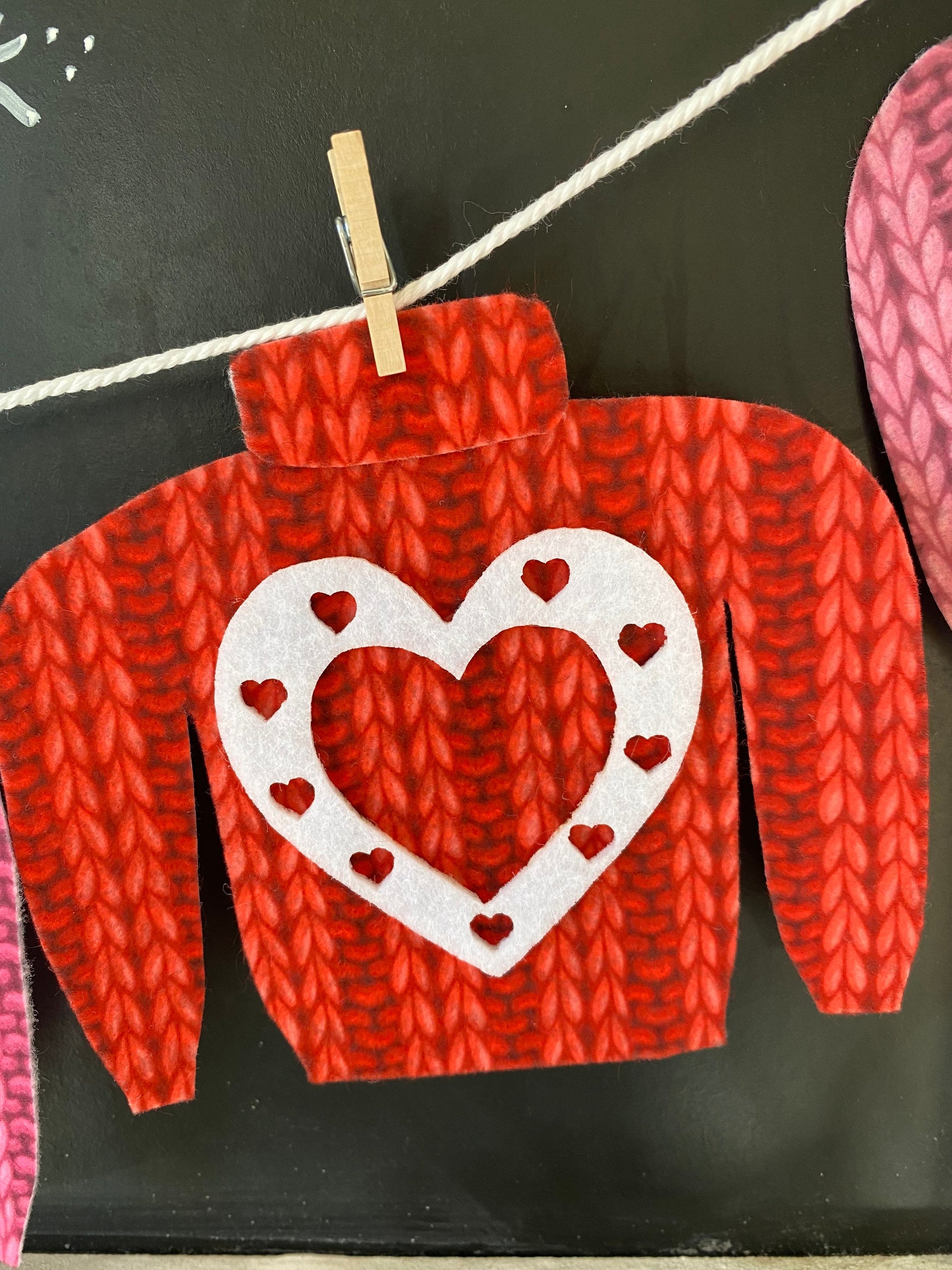 Valentine’s Day Felt Sweater Clothesline Miniature Garland Heart Banner Pink and Red Bunting Decoration Wall Hanging