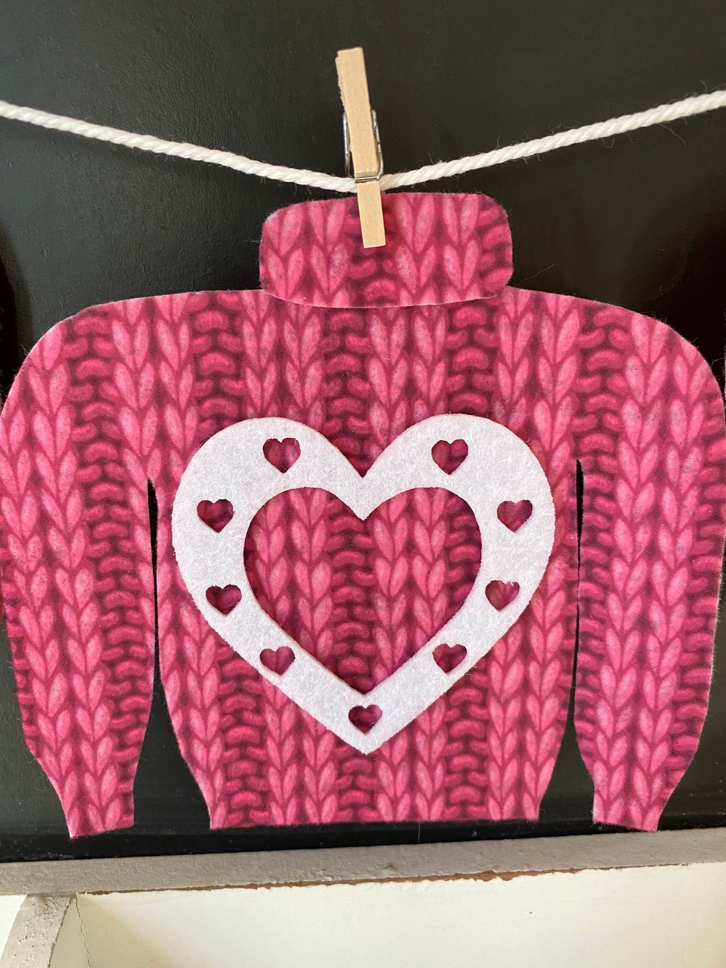 Valentine’s Day Felt Sweater Clothesline Miniature Garland Heart Banner Pink and Red Bunting Decoration Wall Hanging