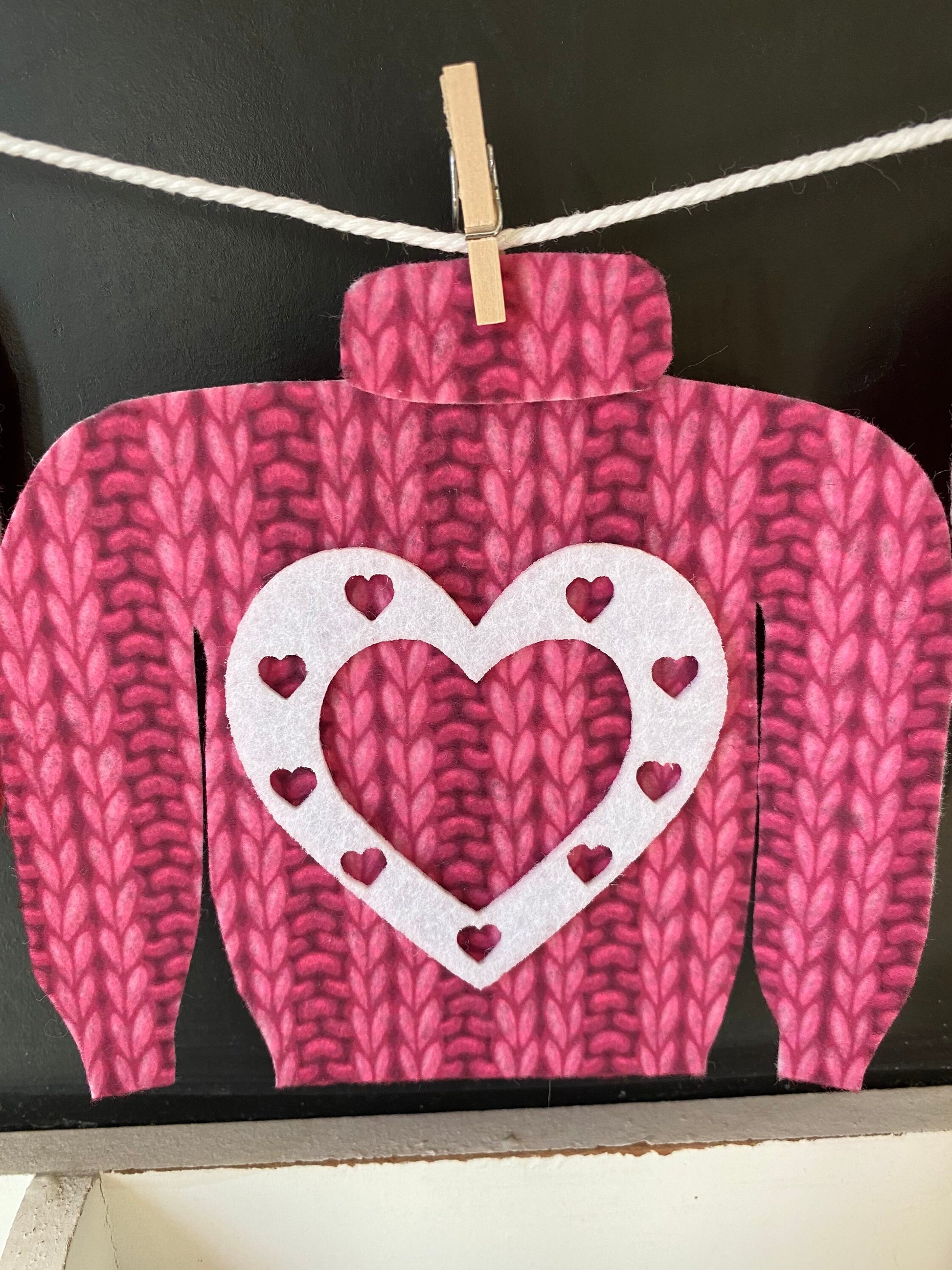 Valentine’s Day Felt Sweater Clothesline Miniature Garland Heart Banner Pink and Red Bunting Decoration Wall Hanging