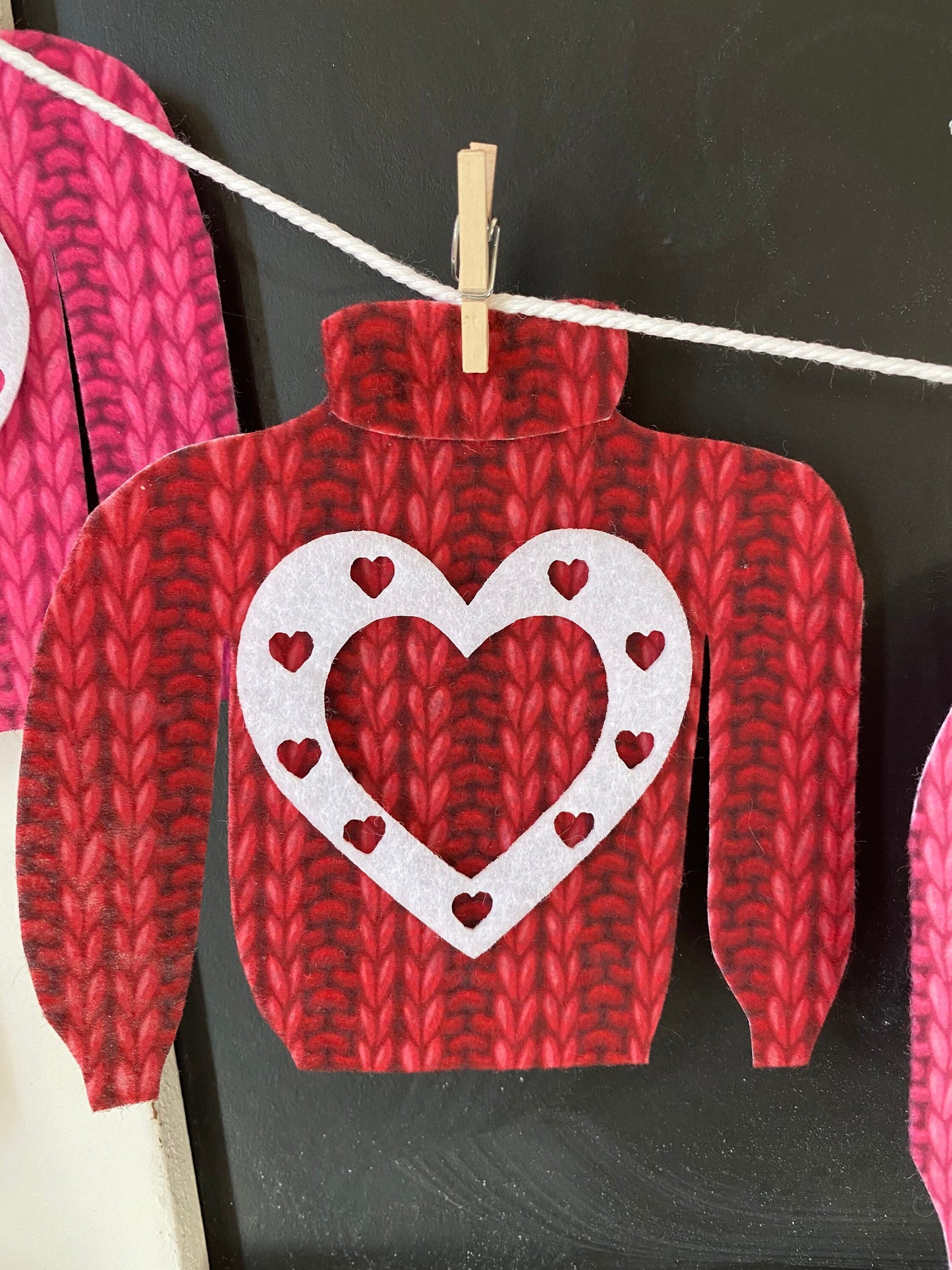 Valentine’s Day Felt Sweater Clothesline Miniature Garland Heart Banner Pink and Red Bunting Decoration Wall Hanging