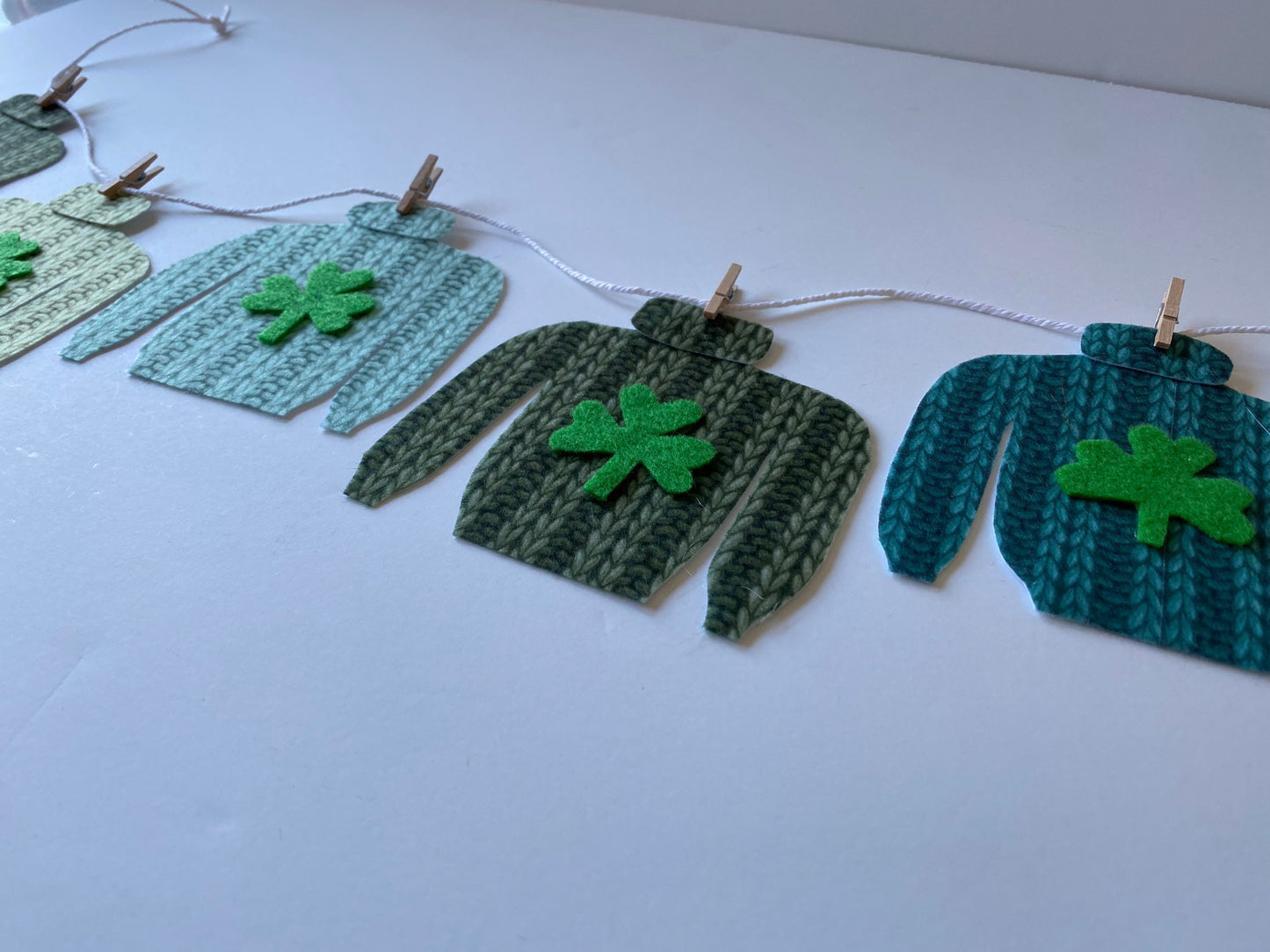 Miniature Felt St. Patrick’s Day Ugly Sweater Clothesline, Faux Knit Banner, St. Paddy’s Day Bunting Garland Wall Hanging for Decoration