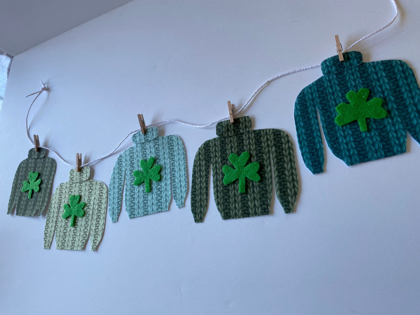 Miniature Felt St. Patrick’s Day Ugly Sweater Clothesline, Faux Knit Banner, St. Paddy’s Day Bunting Garland Wall Hanging for Decoration