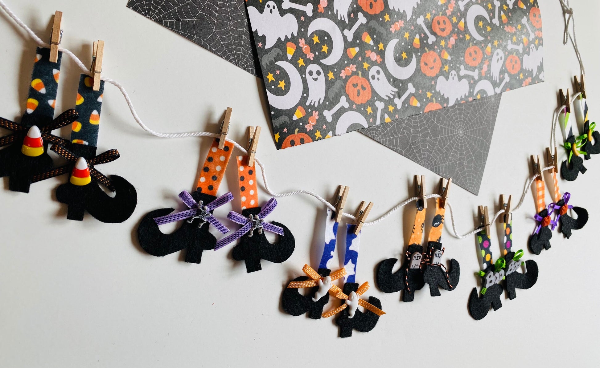 Miniature Felt Witch Feet Clothesline Banner Witches Stockings Garland Halloween Bunting Wall Hanging Decoration for October