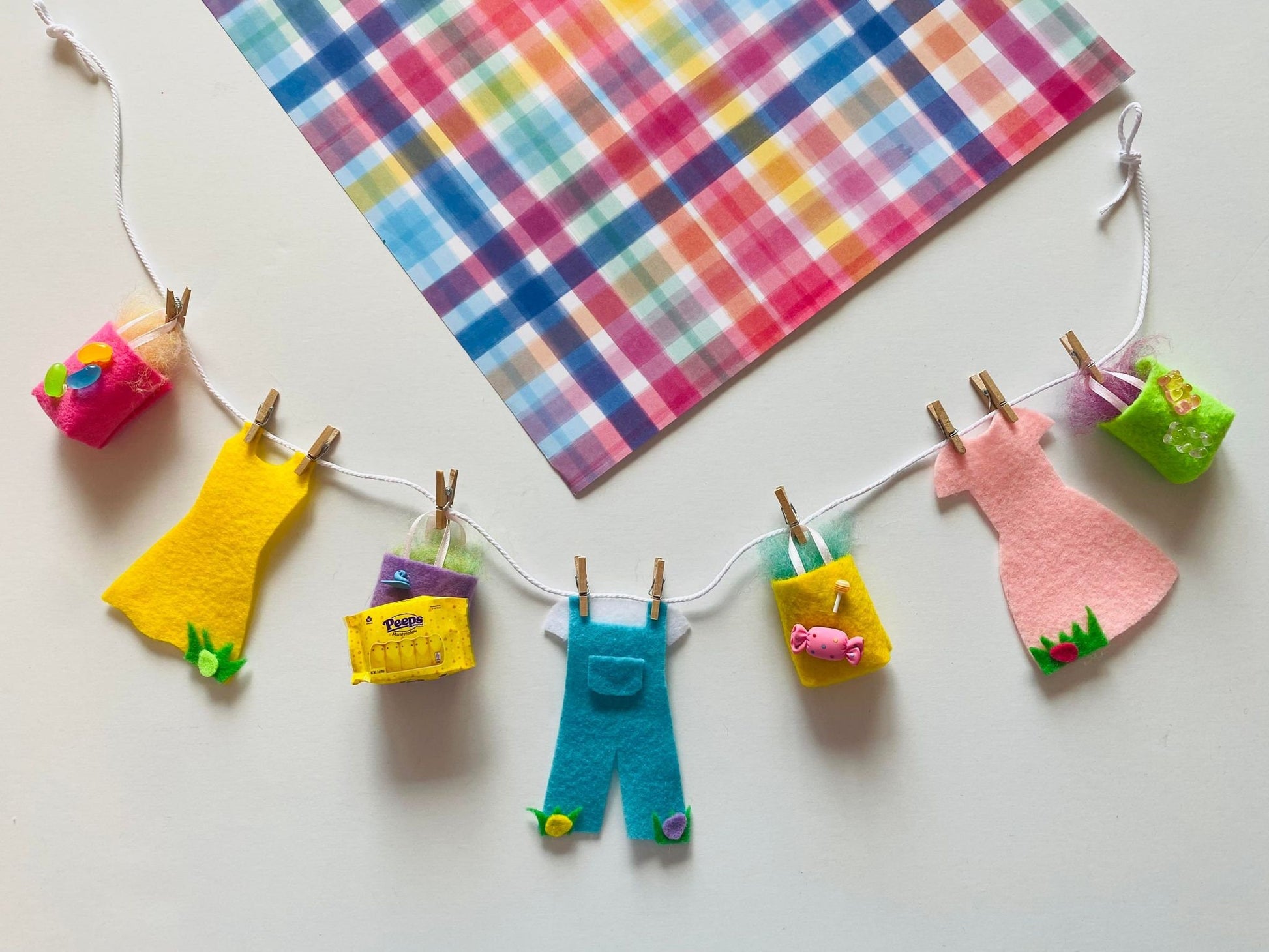 Easter Egg Hunt Miniature Felt Clothesline Banner, Easter Candy Garland, Easter Basket Bunting Wall Hanging Decoration
