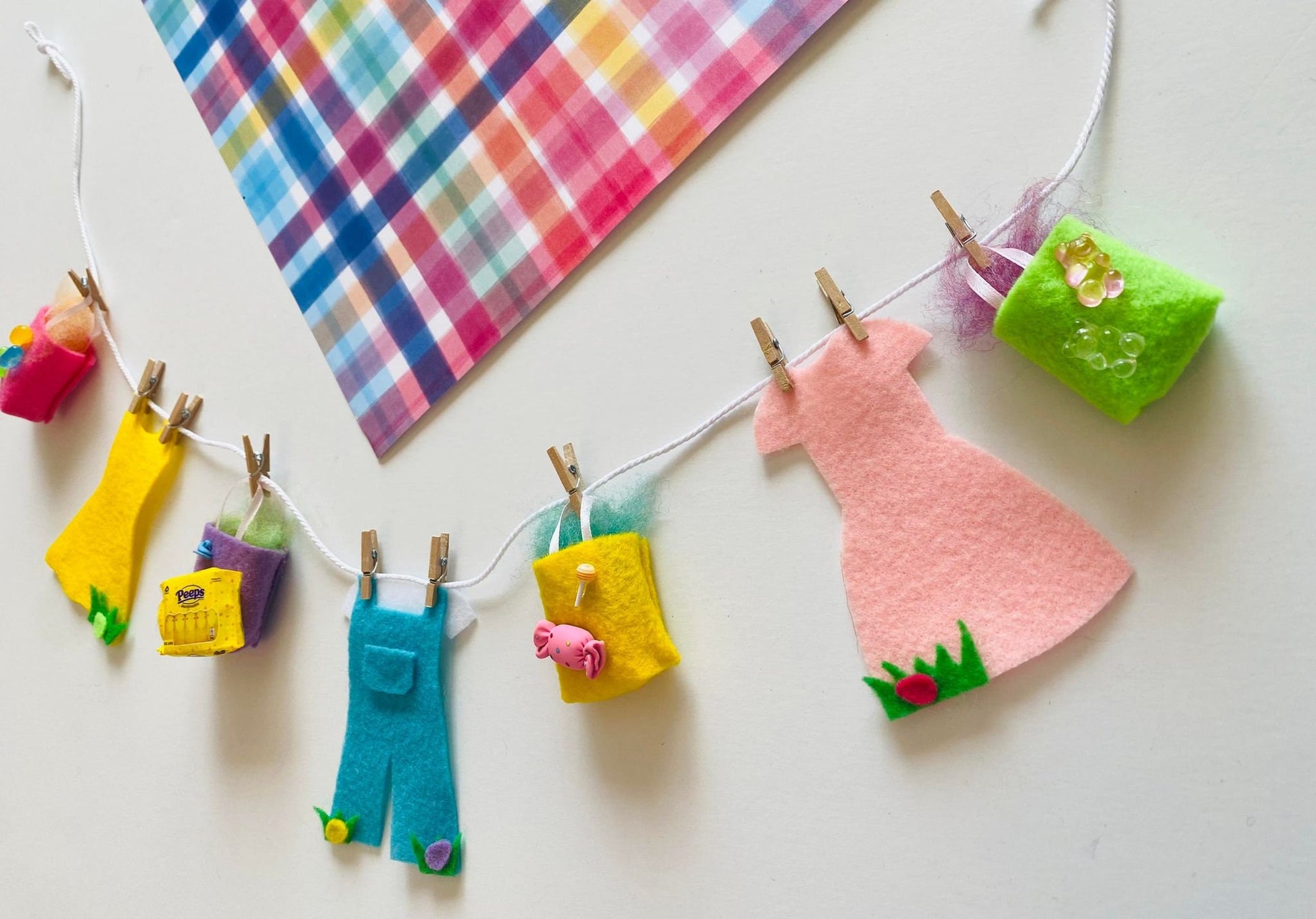Easter Egg Hunt Miniature Felt Clothesline Banner, Easter Candy Garland, Easter Basket Bunting Wall Hanging Decoration