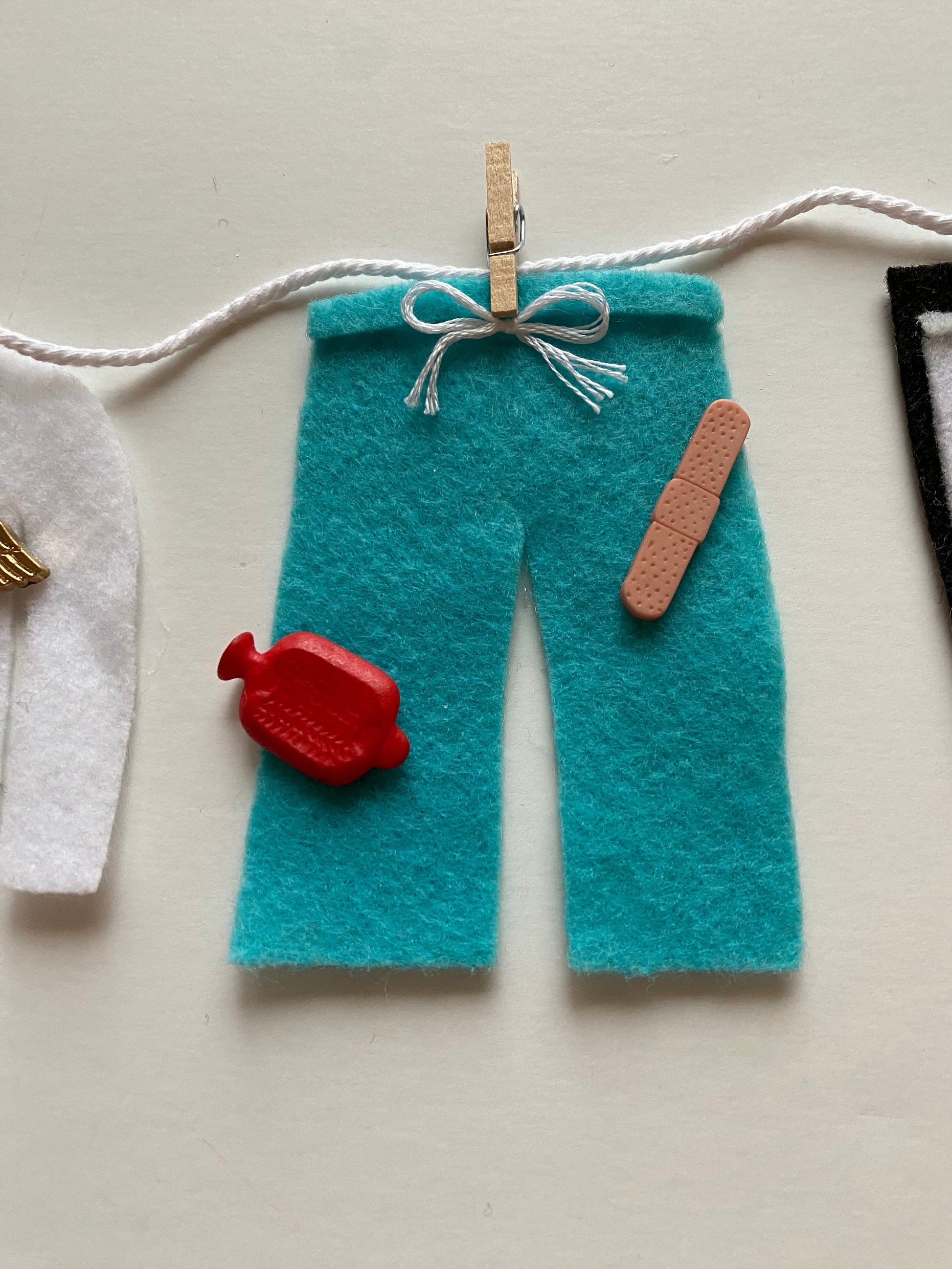 Doctor’s Laundry Clothesline, Nurse Banner, Scrubs Garland, Lab Coat Wall Hanging, Medical Decoration