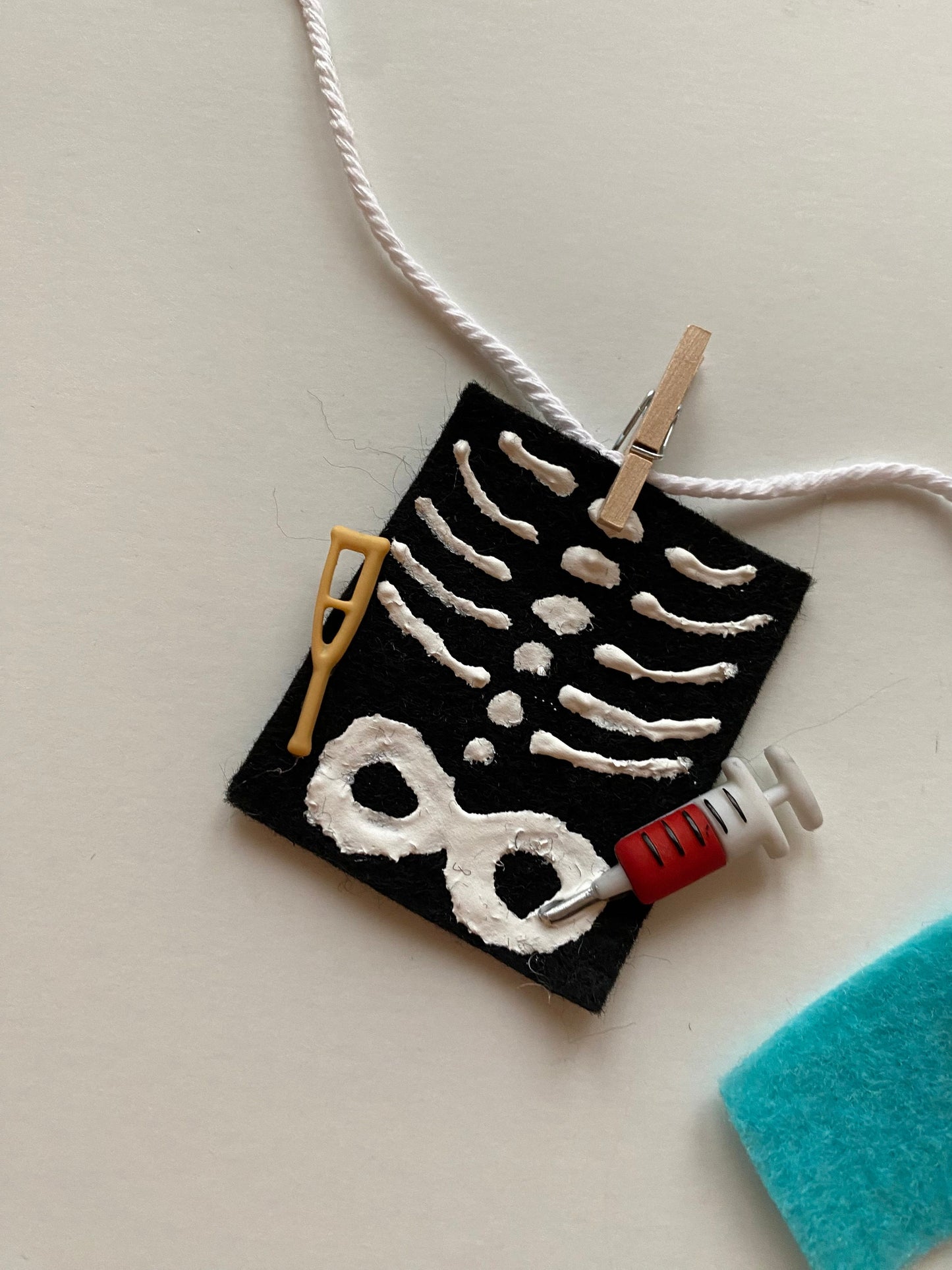 Doctor’s Laundry Clothesline, Nurse Banner, Scrubs Garland, Lab Coat Wall Hanging, Medical Decoration