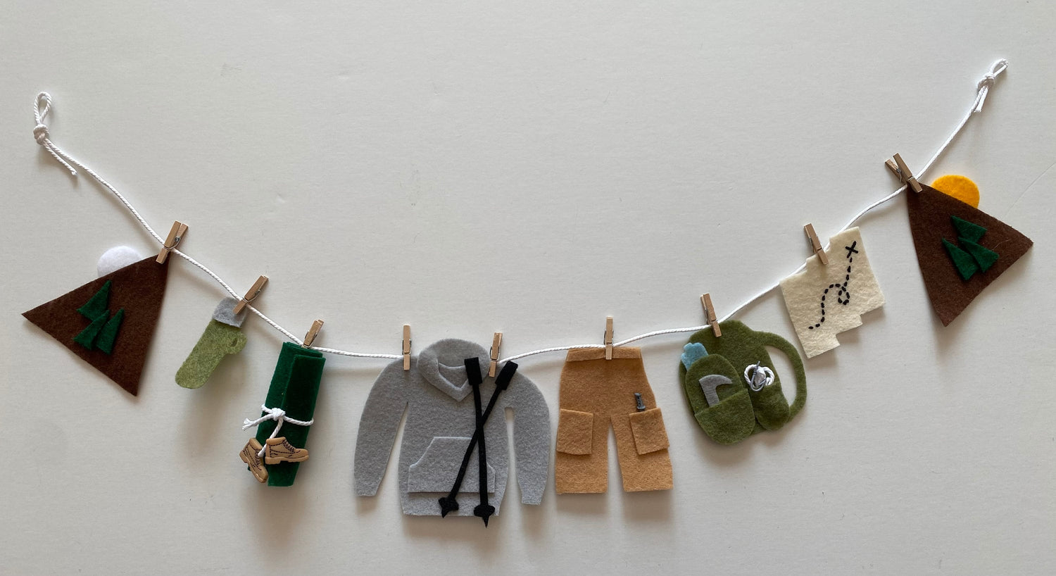Hiker’s Gear Miniature Felt Clothesline Banner, Hiking Garland, Mountain Climbers Bunting, Outdoorsman Wall Hanging Decoration