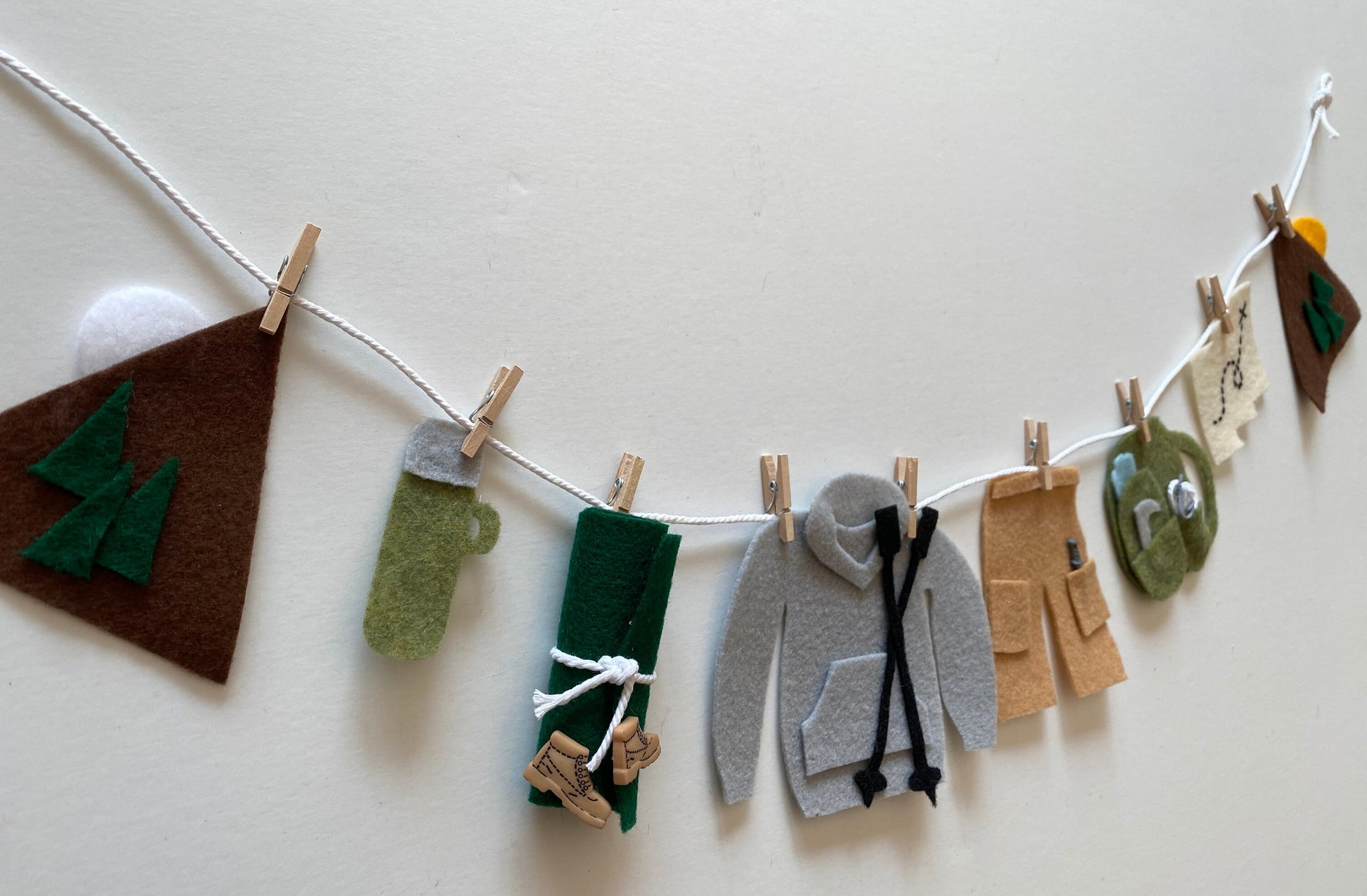 Hiker’s Gear Miniature Felt Clothesline Banner, Hiking Garland, Mountain Climbers Bunting, Outdoorsman Wall Hanging Decoration