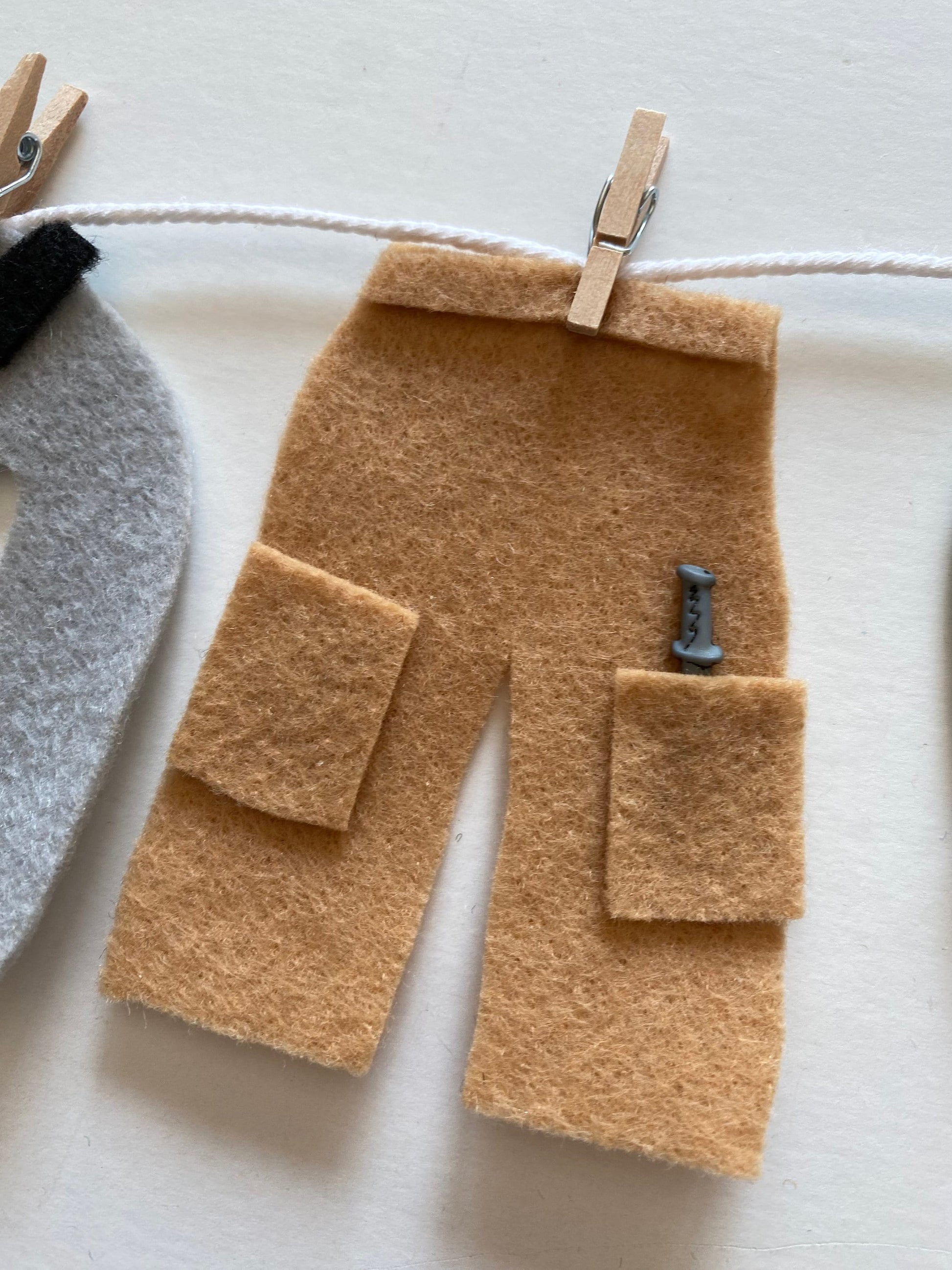 Hiker’s Gear Miniature Felt Clothesline Banner, Hiking Garland, Mountain Climbers Bunting, Outdoorsman Wall Hanging Decoration