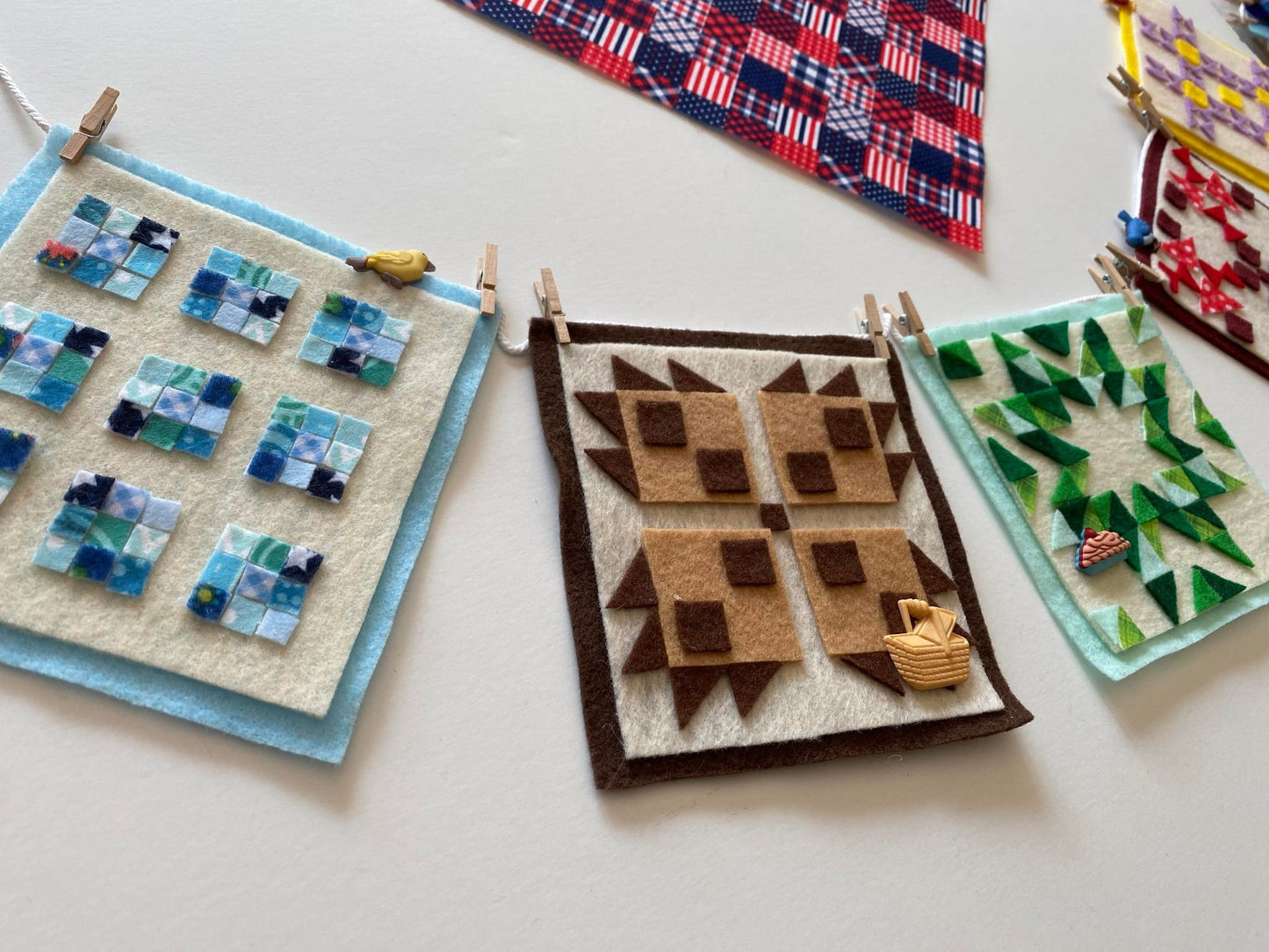 Miniature Felt Quilts Clothesline, with Birds, Picnic Basket, and Pie Garland, Quilting Banner, Wall Hanging Decoration
