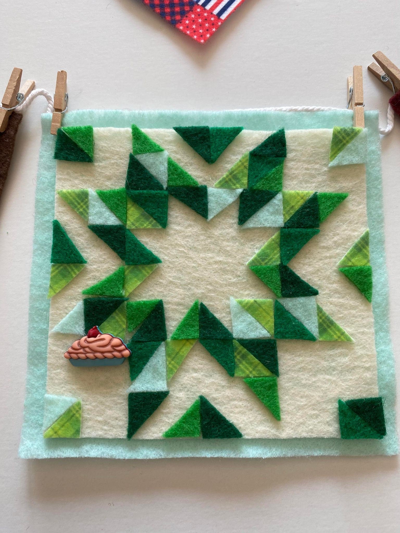 Miniature Felt Quilts Clothesline, with Birds, Picnic Basket, and Pie Garland, Quilting Banner, Wall Hanging Decoration