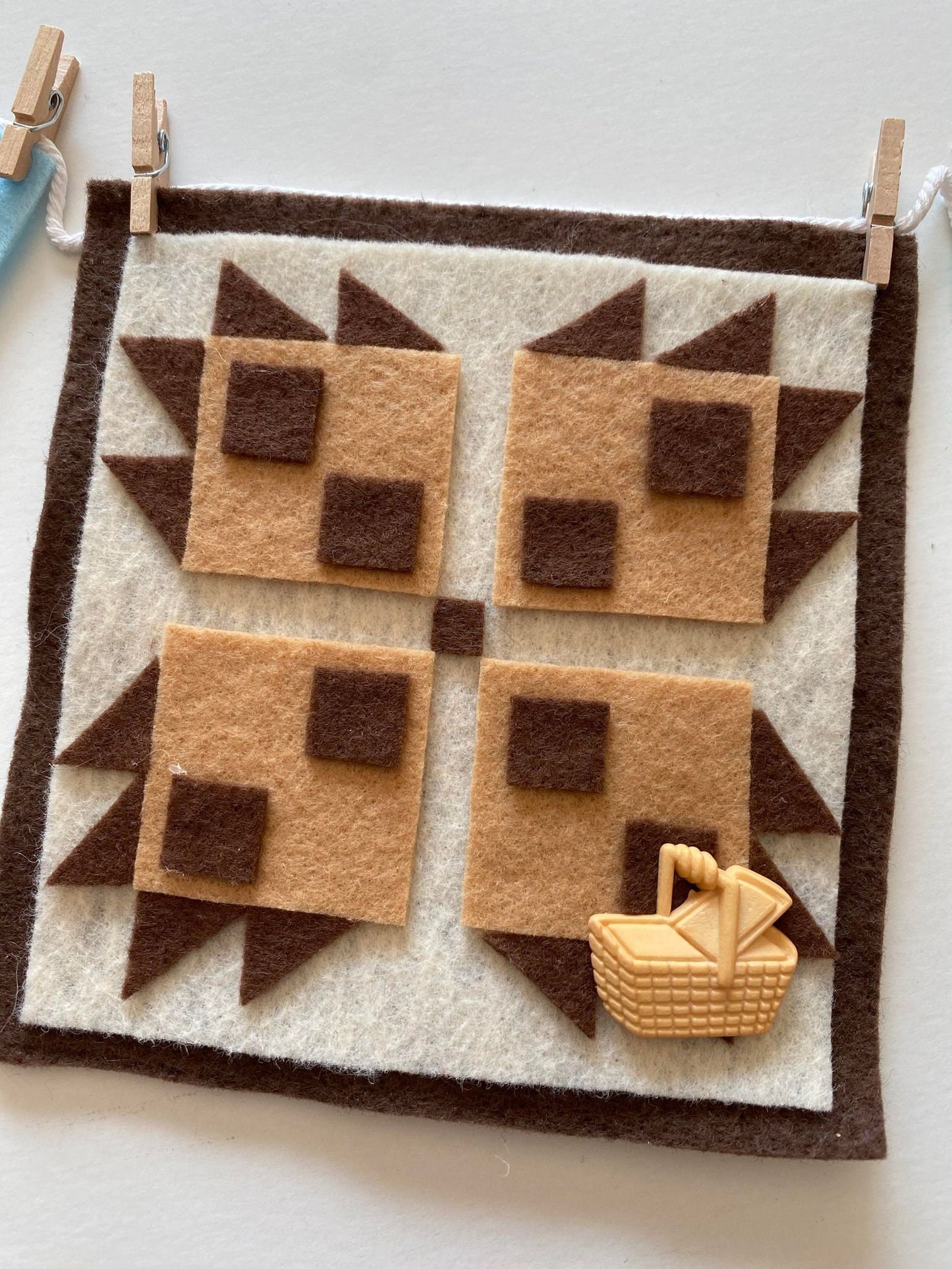 Miniature Felt Quilts Clothesline, with Birds, Picnic Basket, and Pie Garland, Quilting Banner, Wall Hanging Decoration