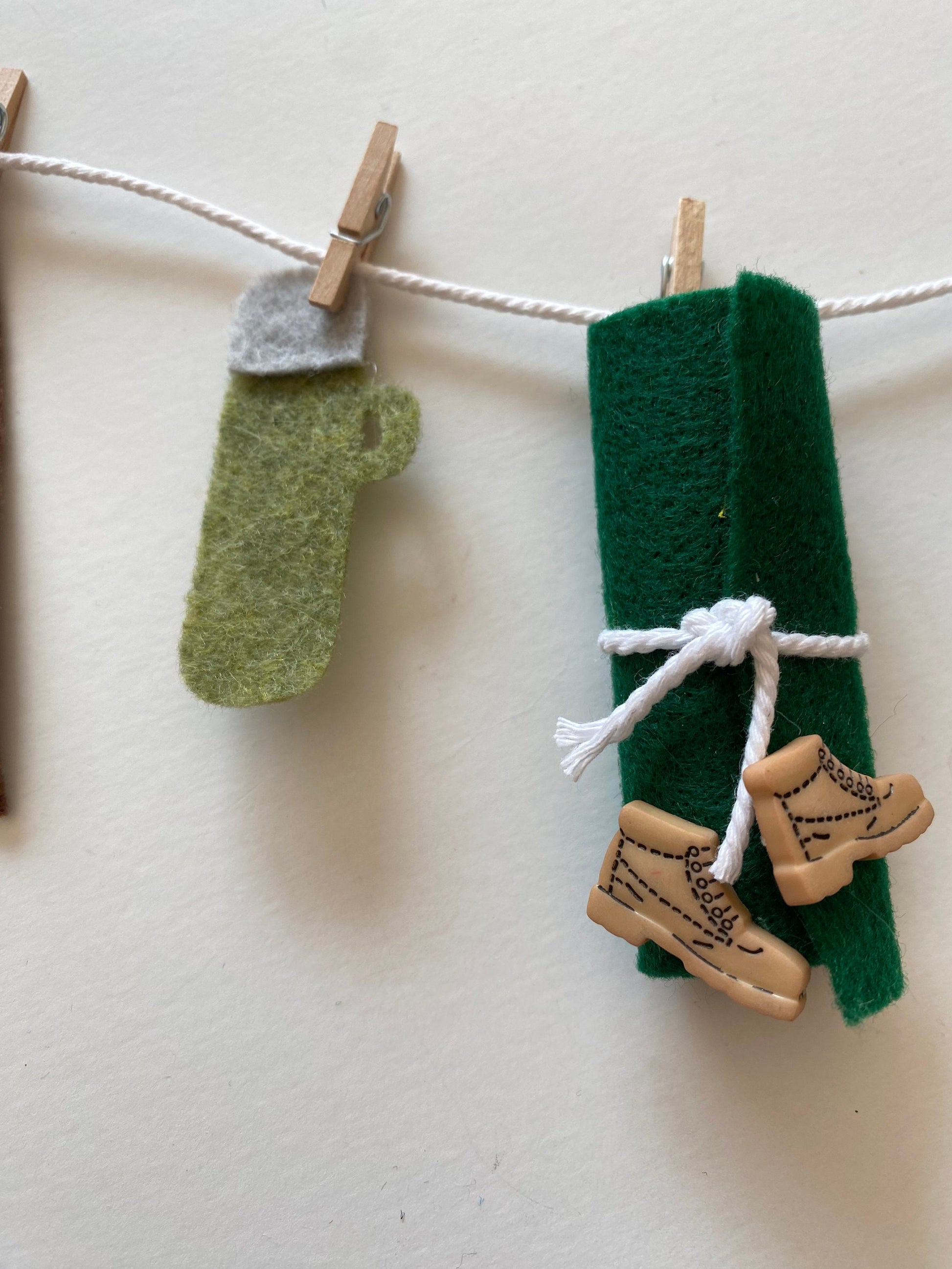 Hiker’s Gear Miniature Felt Clothesline Banner, Hiking Garland, Mountain Climbers Bunting, Outdoorsman Wall Hanging Decoration