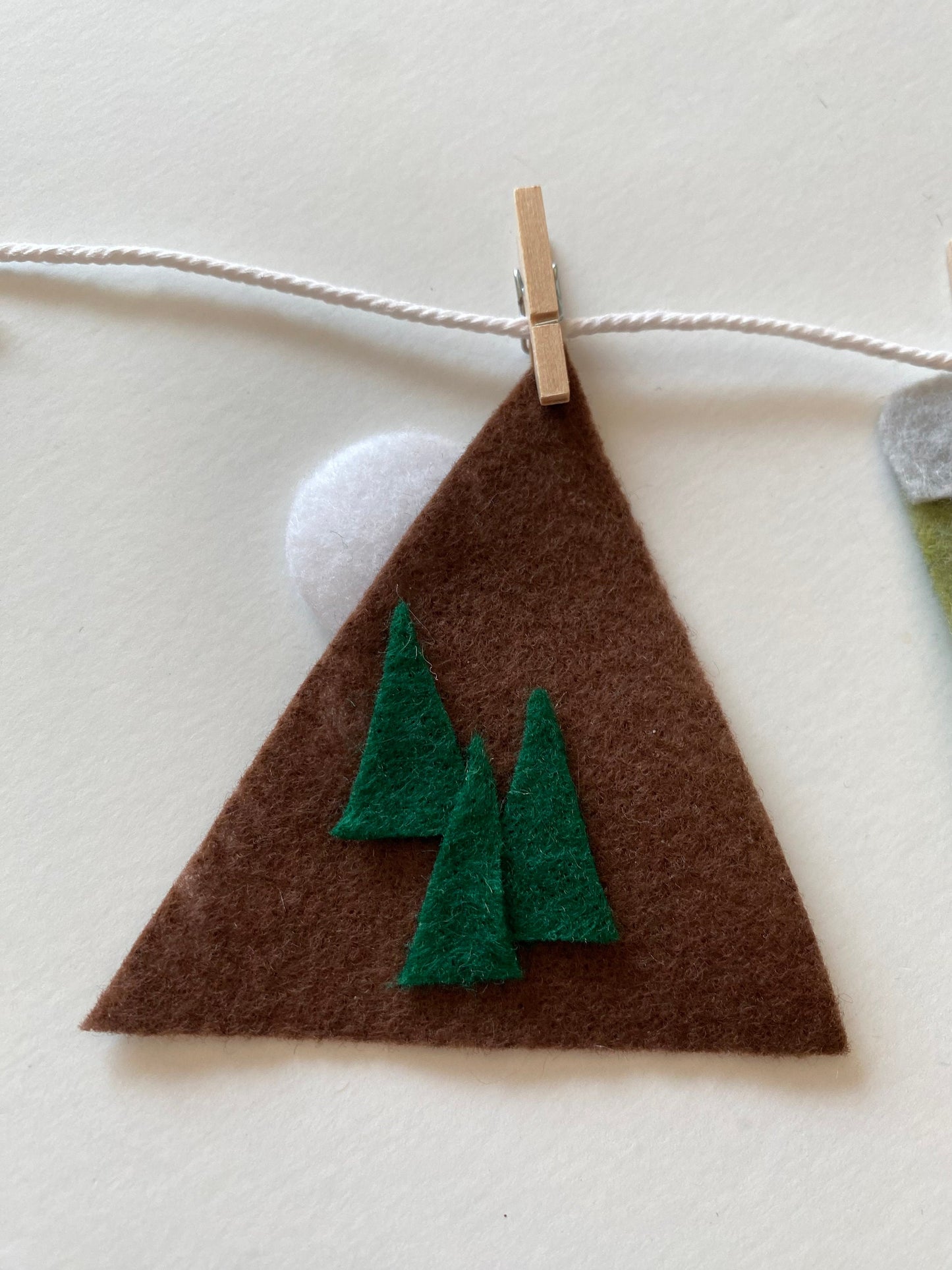 Hiker’s Gear Miniature Felt Clothesline Banner, Hiking Garland, Mountain Climbers Bunting, Outdoorsman Wall Hanging Decoration