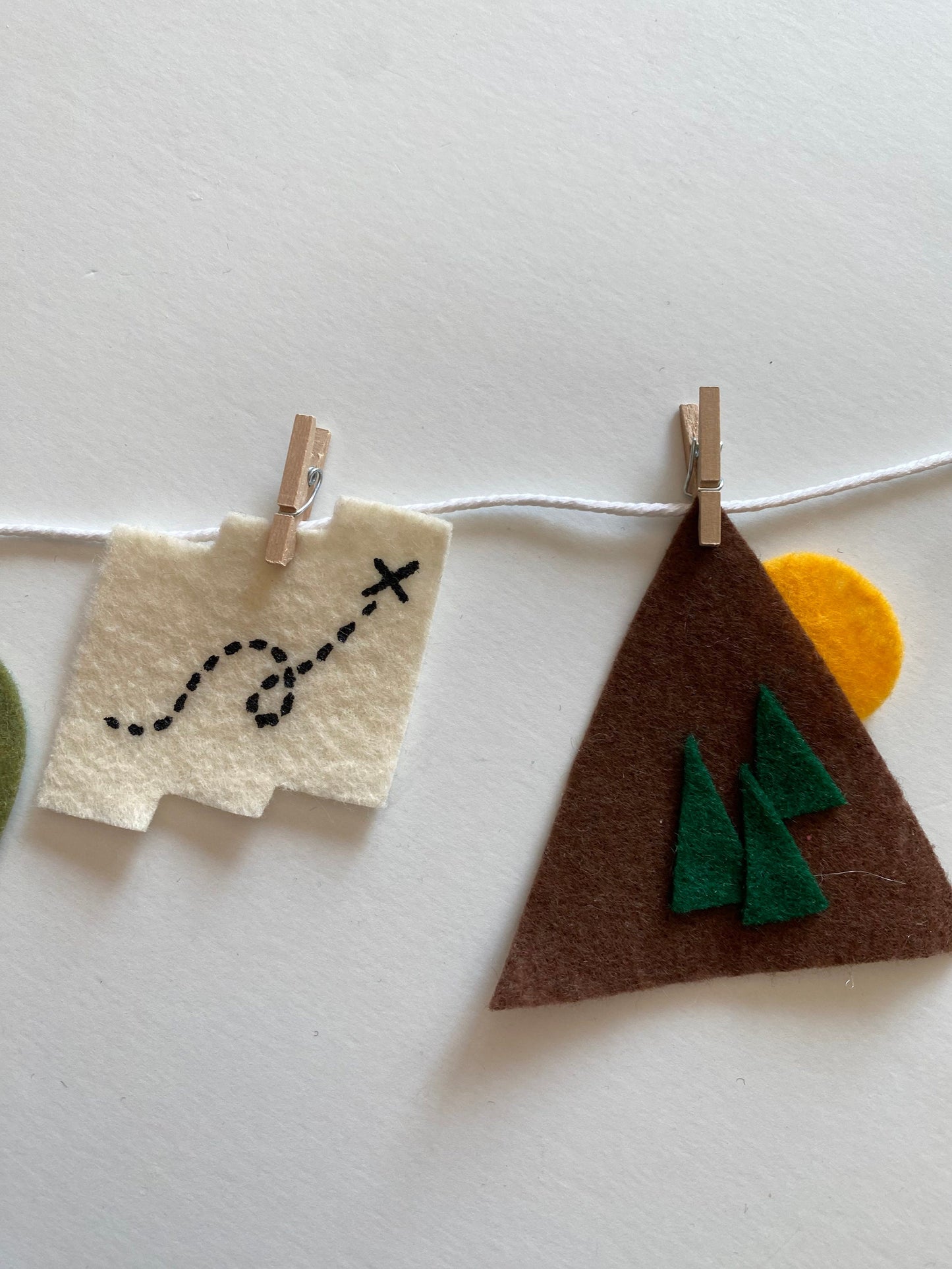 Hiker’s Gear Miniature Felt Clothesline Banner, Hiking Garland, Mountain Climbers Bunting, Outdoorsman Wall Hanging Decoration